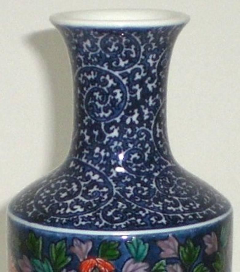 Japanische Vase aus rot-blauem Porzellan des zeitgenössischen Künstlers, 4 (Meiji-Periode) im Angebot
