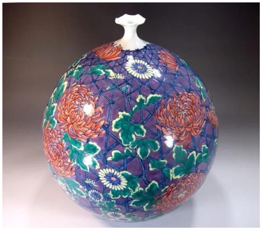 Straordinario vaso decorativo in porcellana giapponese contemporanea di qualità museale, intricatamente dipinto a mano in viola, verde e blu su un corpo in porcellana splendidamente sagomato, un capolavoro firmato da un acclamato maestro artista