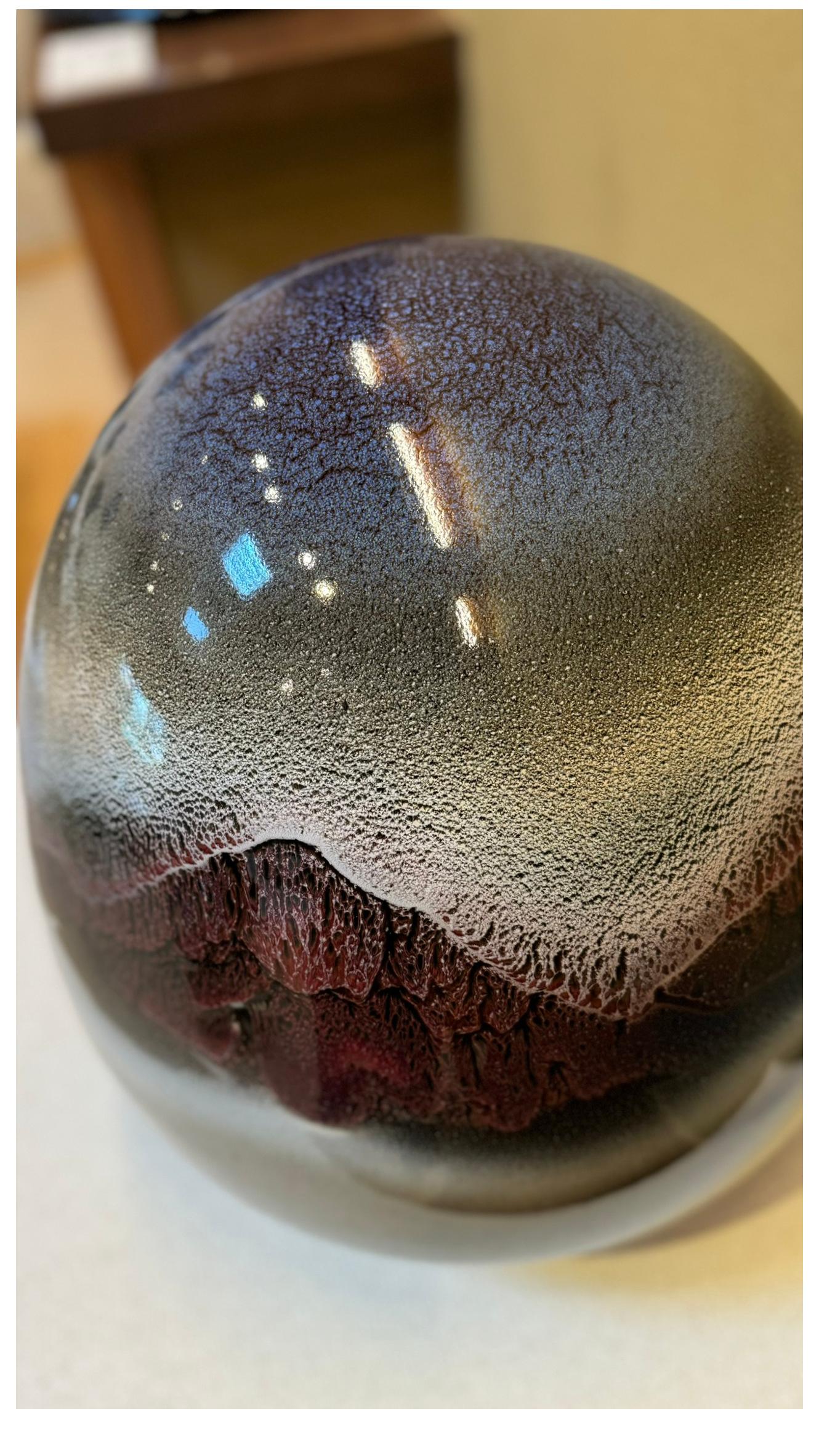 Escultura japonesa de porcelana esmaltada a mano de color marrón rojizo, obra de un maestro contemporáneo en Nuevo estado para la venta en Takarazuka, JP