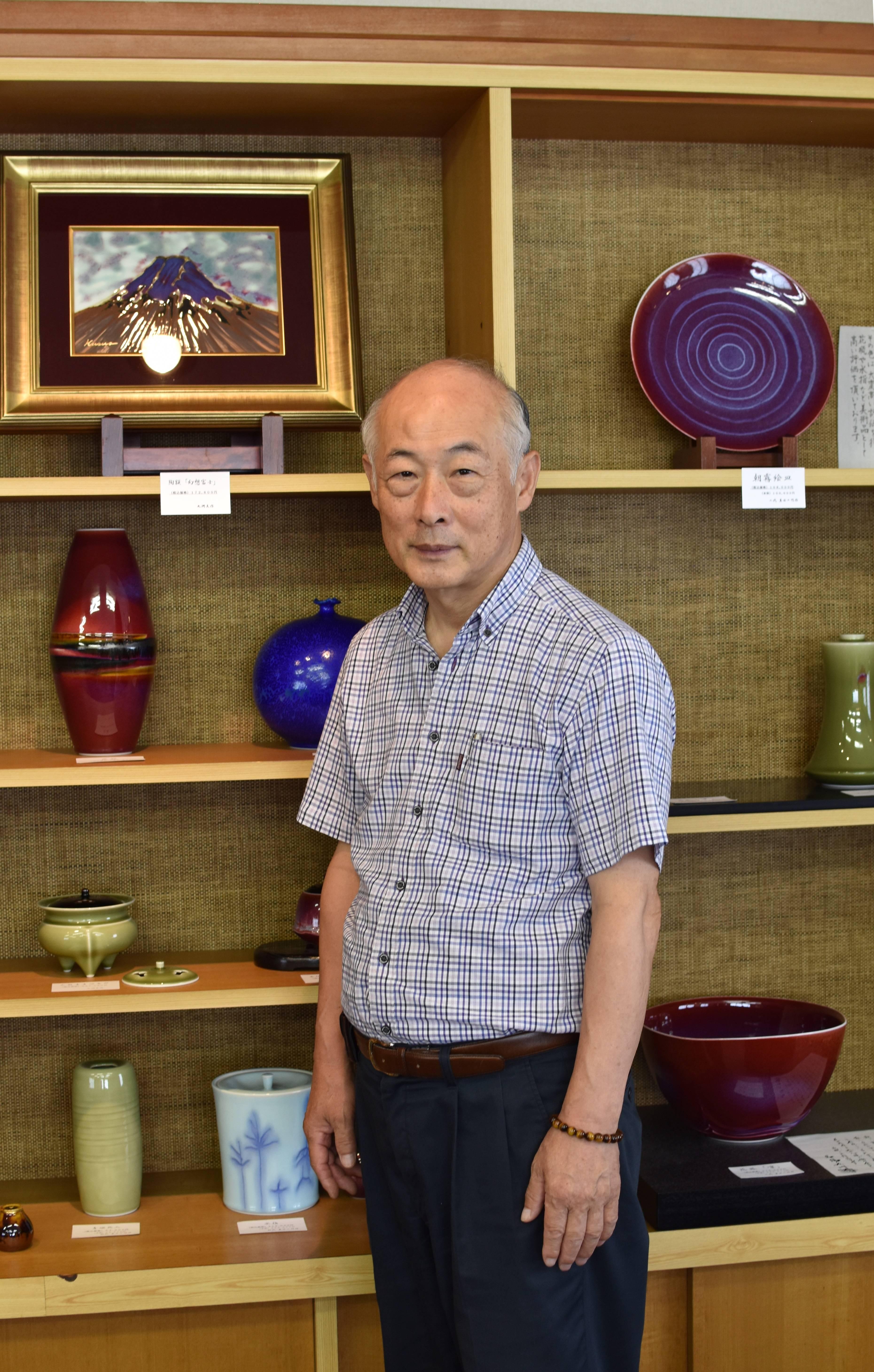  Decorative Glazed Red Decorative Porcelain Vase by Japanese Master Artist 3