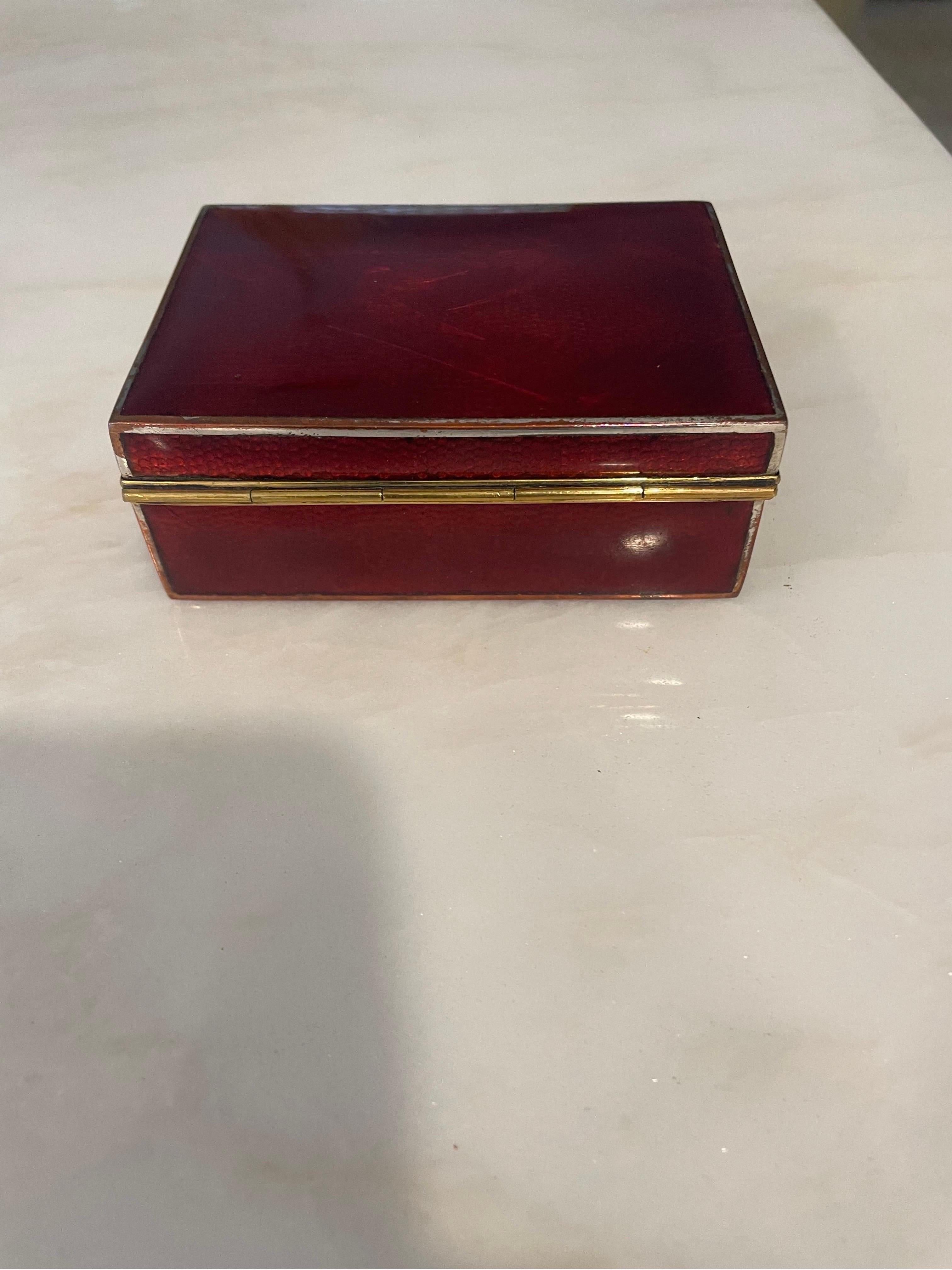 This is a rare enamel red box signed s. Inaba Kyoto . The picture on top is of three birds flying 
Enamel is all intact and in great condition 
Beautiful box to add to any collection! 