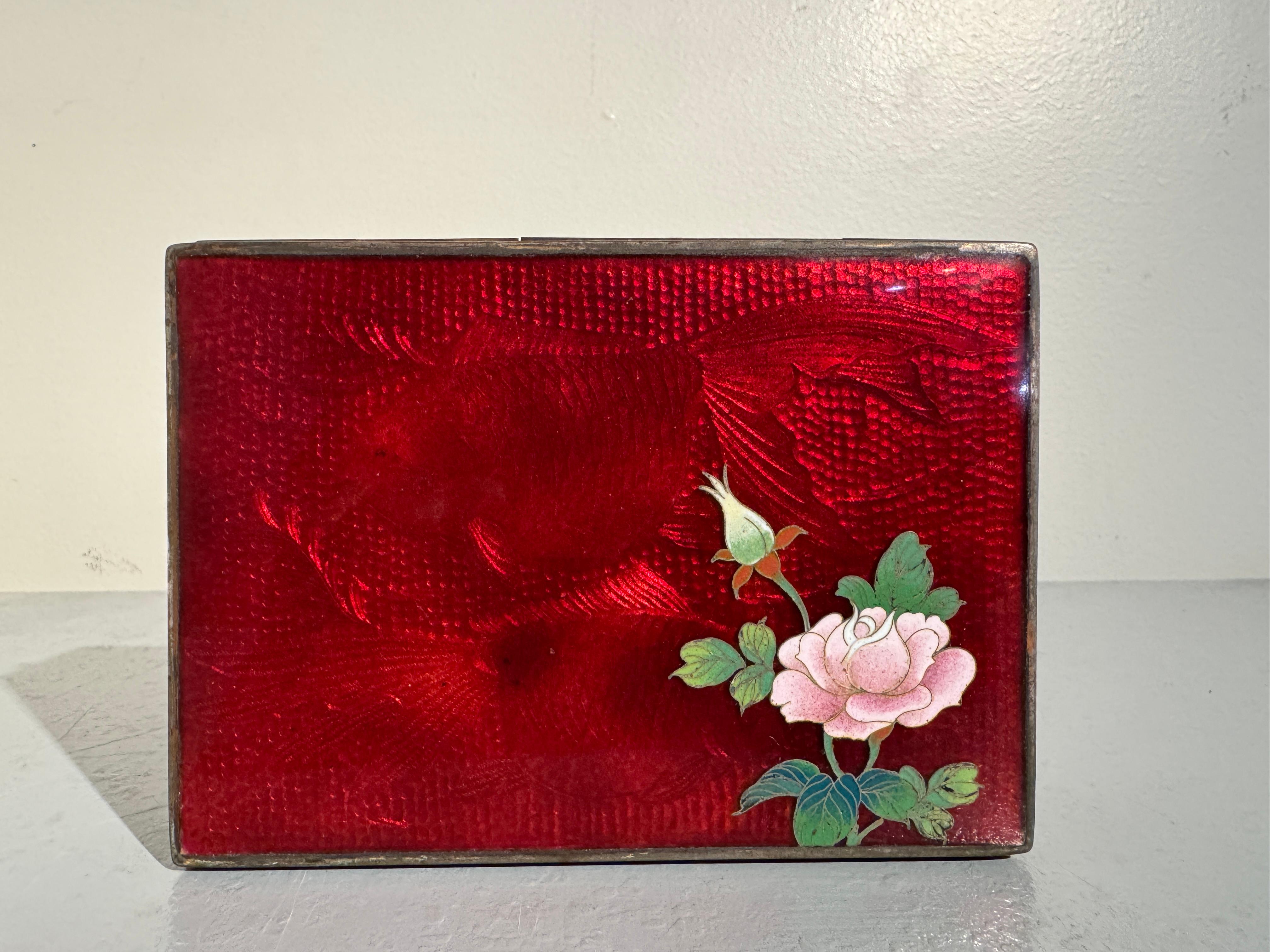 Una rica y elegante caja de baratijas de cloisonné rojo ginbari de exportación japonesa, Periodo Meiji, hacia 1900, Japón.

Esta atractiva caja japonesa de cloisonné presenta un llamativo fondo de lámina de ginbari rojo texturizado con sutiles