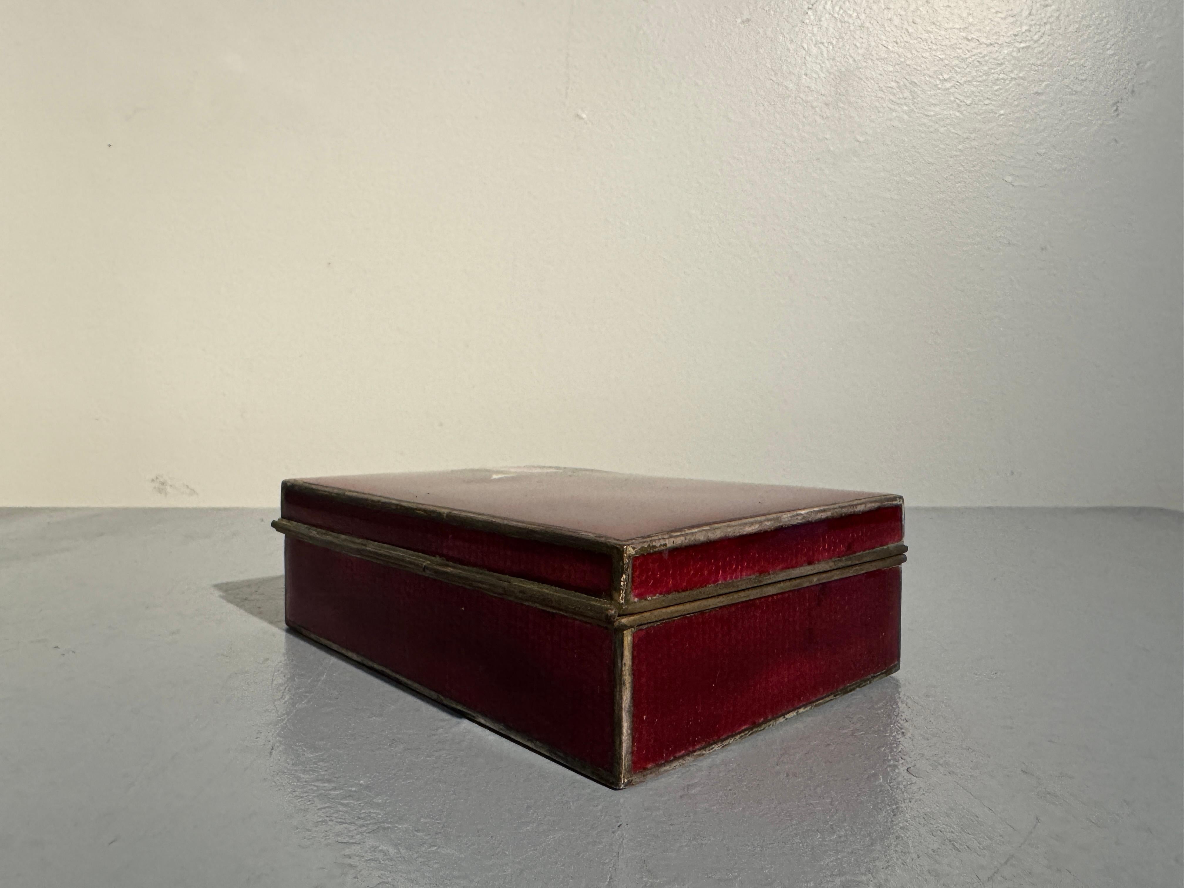 Caja de baratijas japonesa de cloisonné rojo Ginbari, Periodo Meiji, hacia 1900, Japón Esmaltado en venta