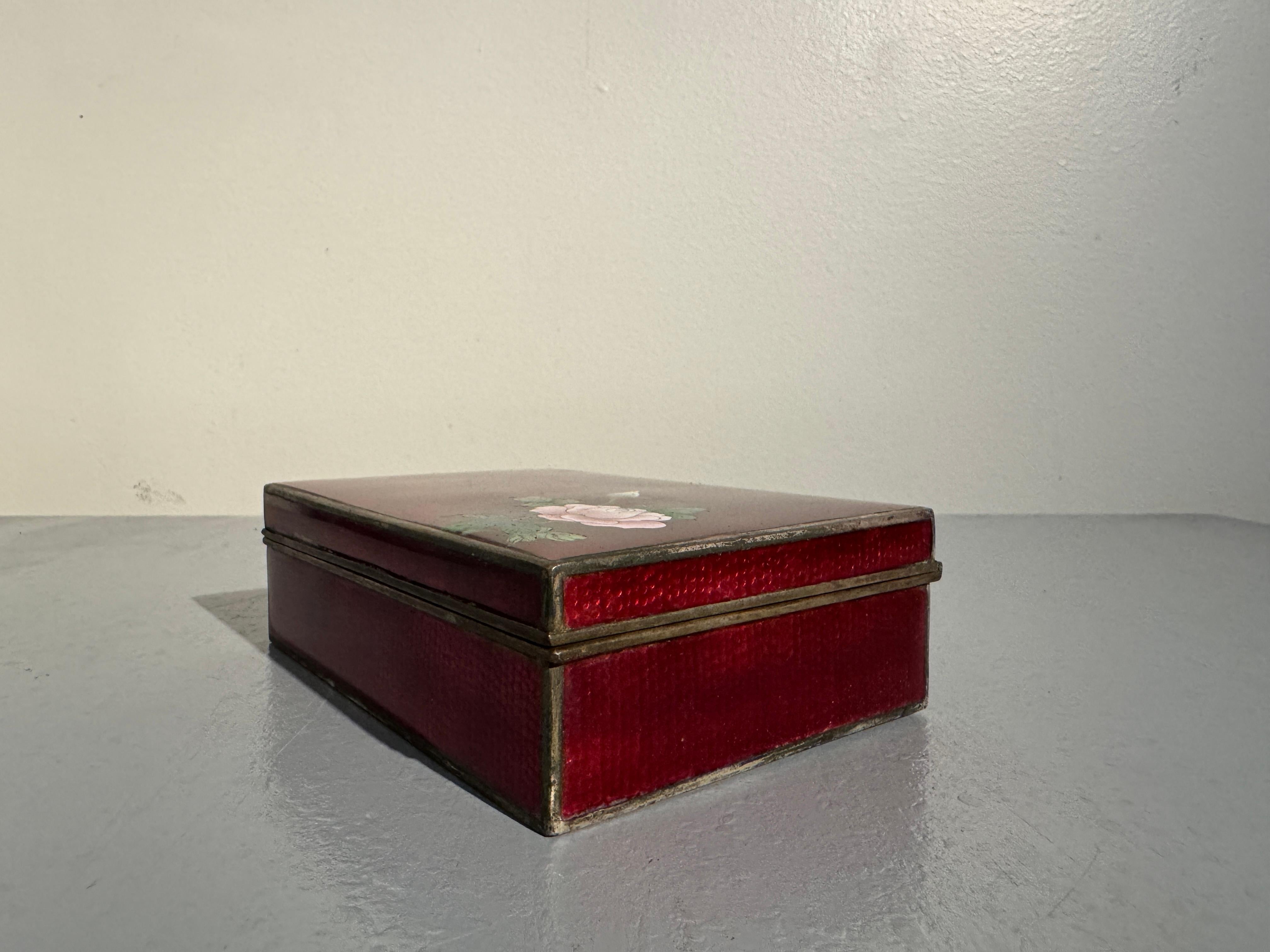 Caja de baratijas japonesa de cloisonné rojo Ginbari, Periodo Meiji, hacia 1900, Japón en Bastante bueno estado para la venta en Austin, TX