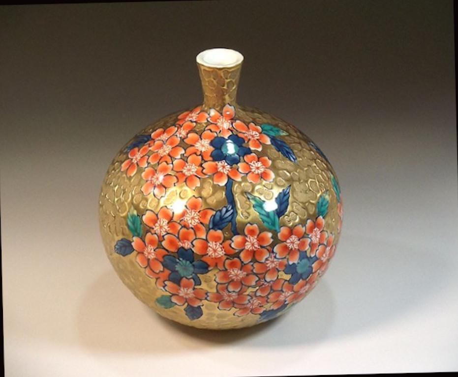 Japanische zeitgenössische Vase aus vergoldetem und genopptem Porzellan, wunderschön verziert mit Kirschblüten in Eisenrot, ein signiertes Werk des hochgelobten Porzellanmeisters im Imari-Arita-Stil, der zahlreiche Auszeichnungen für seine