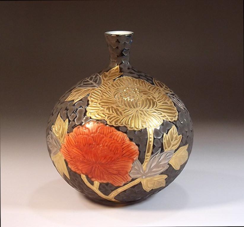 Hand-Painted Japanese Red Gold Porcelain Vase by Contemporary Master Artist, 2 For Sale
