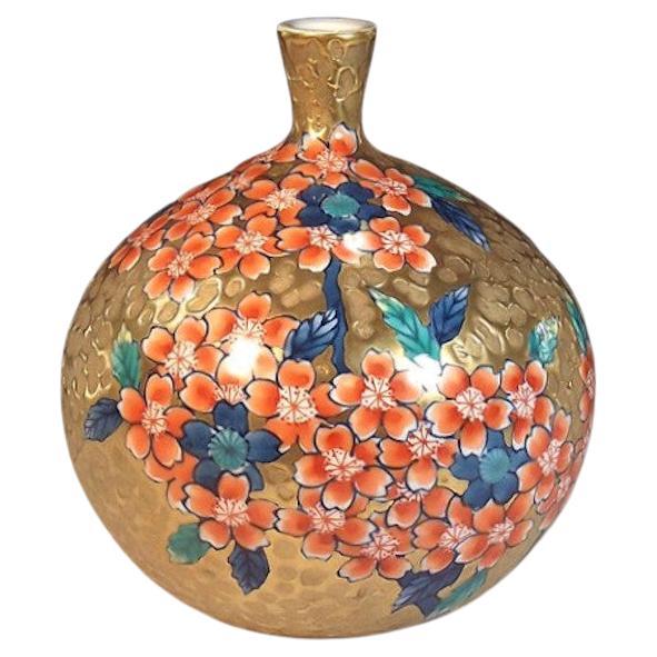 Vase japonais en porcelaine rouge et or par un maître artiste contemporain, 2