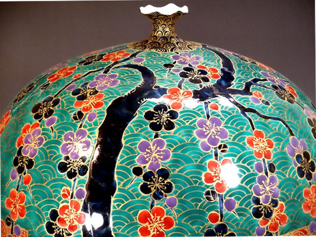 Exquisite contemporary Japanese porcelain decorative vase, intricately gilded and hand painted in vivid red, green and deep blue on an elegantly shaped ovoid porcelain body, a signed work by widely respected Japanese master porcelain artist in the