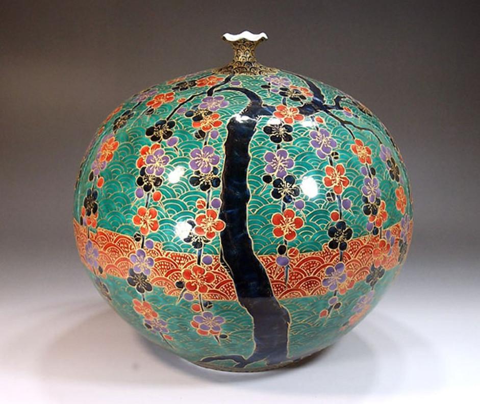 Japanese Red Green Gold Porcelain Vase by Contemporary Master Artist In New Condition For Sale In Takarazuka, JP