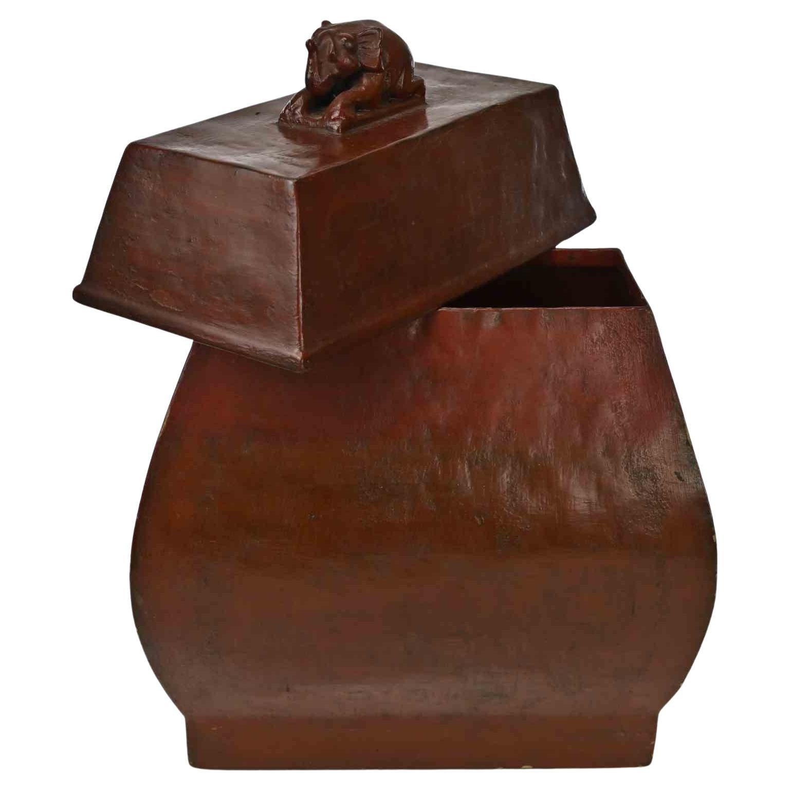 Le coffret japonais en bois laqué rouge est un objet décoratif original réalisé au Japon dans les premières décennies du XXe siècle.

Fabrication originale en bois laqué.

Bonnes conditions.