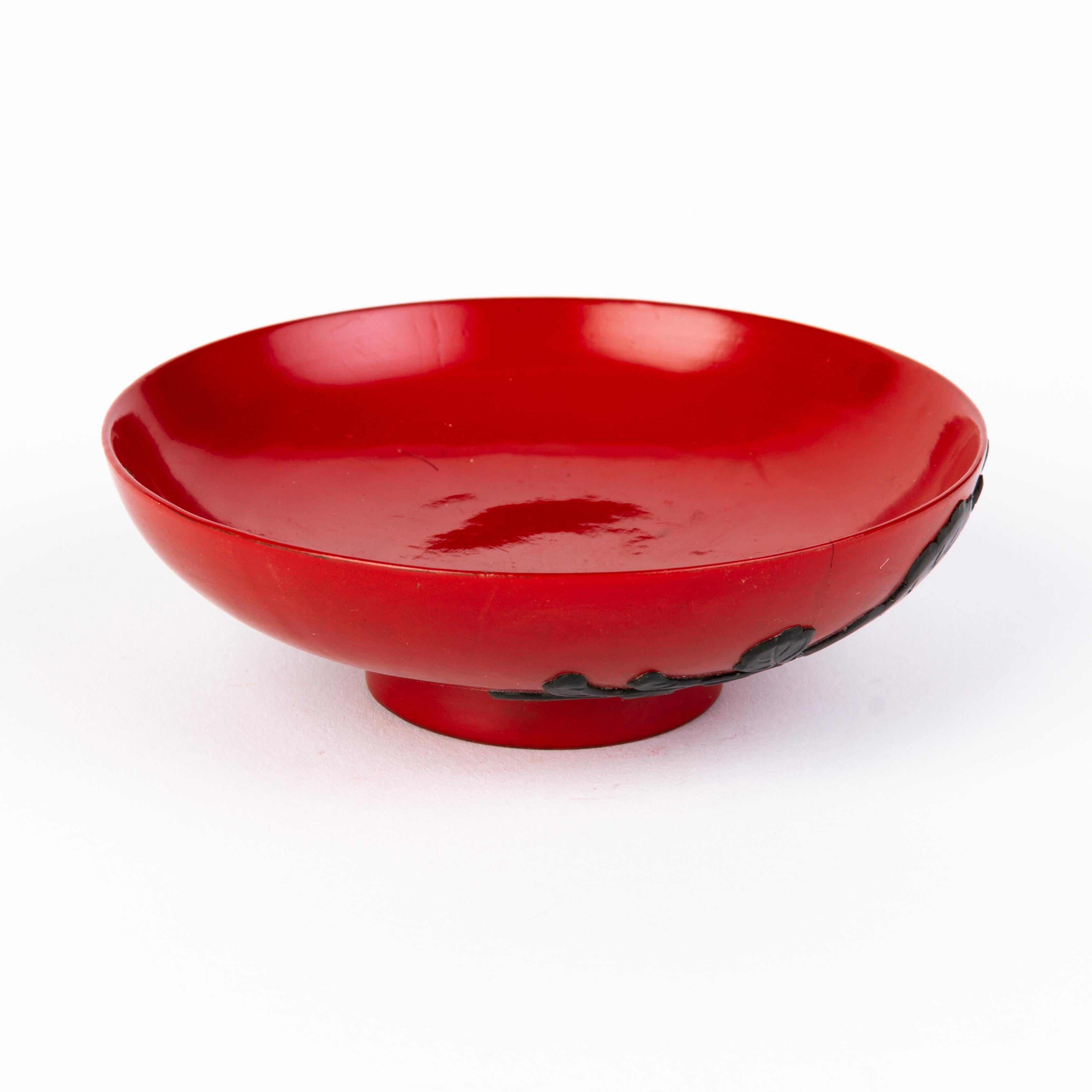 Japanese Red Laquered Bowl with Relief Flowers In Good Condition For Sale In Nottingham, GB