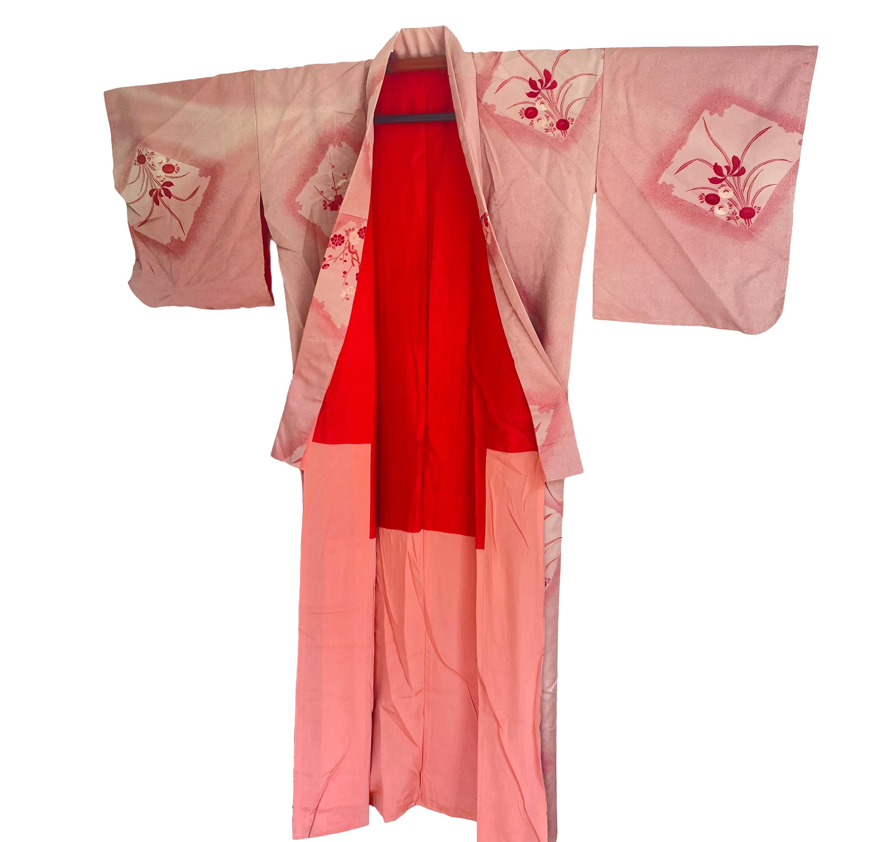 Marron Kimono japonais en brocart de soie rouge pêche Sakura - Vintage en vente