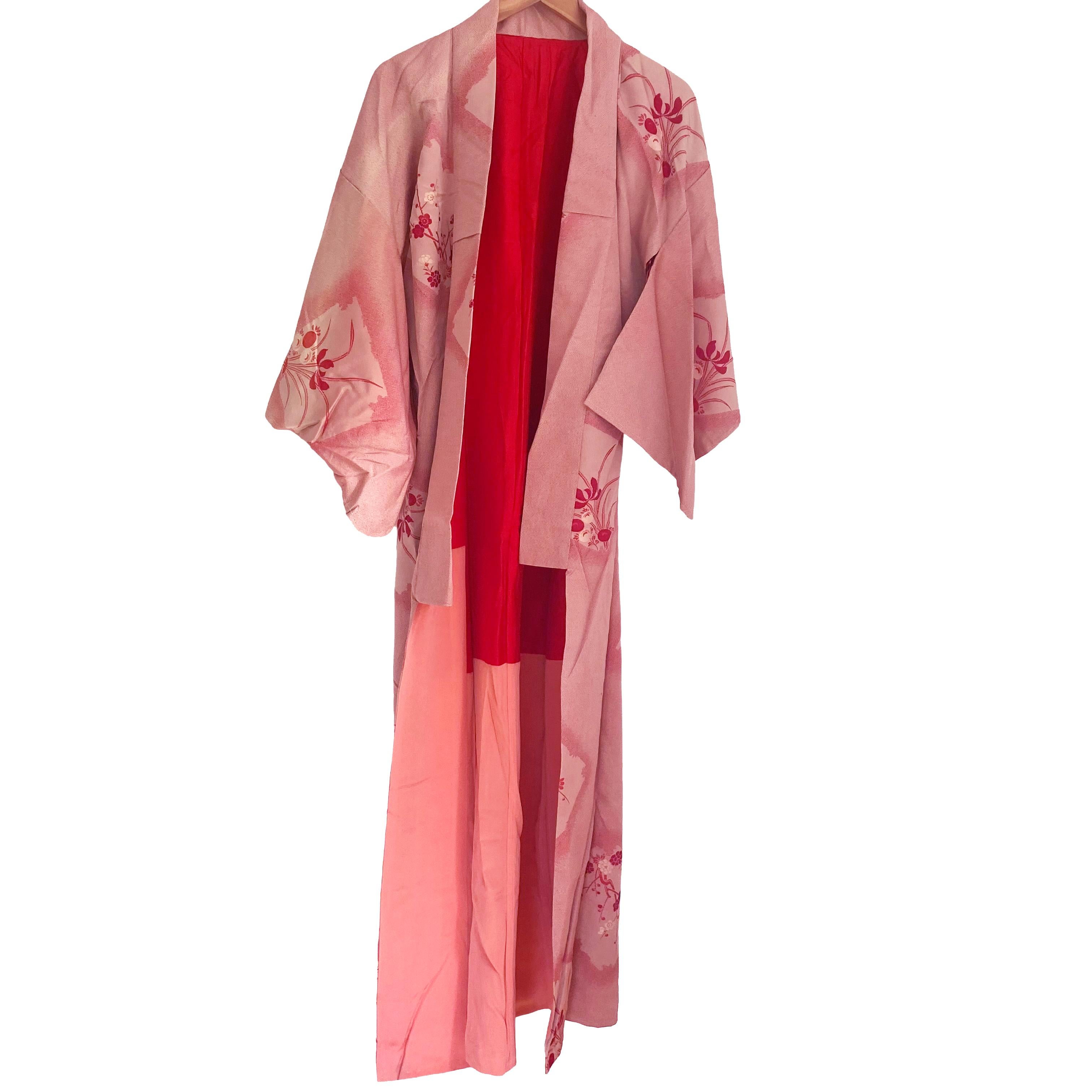 Kimono japonais en brocart de soie rouge pêche Sakura - Vintage Excellent état - En vente à Boston, MA