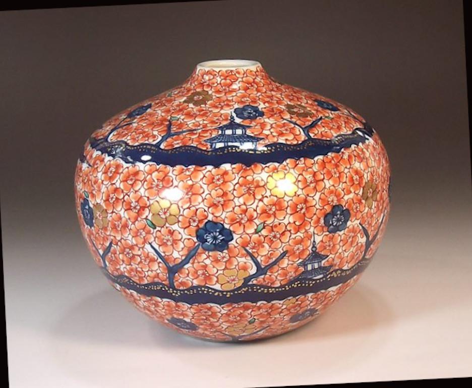 Zeitgenössische japanische Rot-Gold-Blau-Porzellanvase von Meisterkünstler (Vergoldet) im Angebot