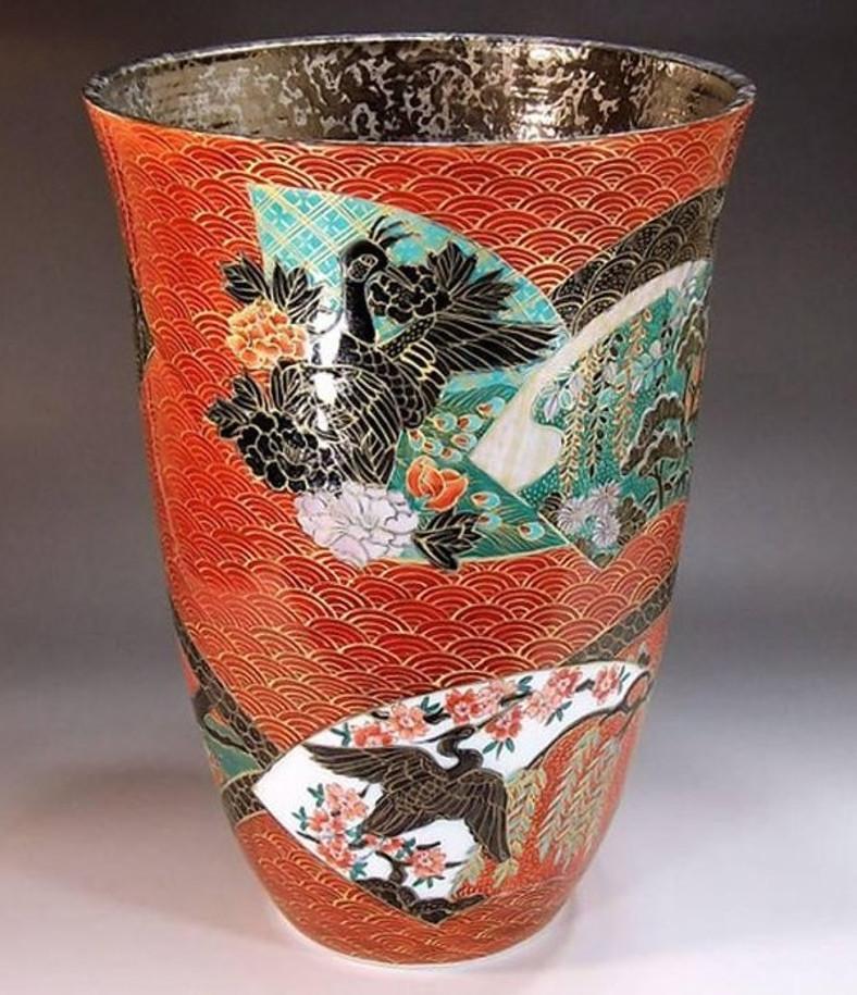 Porcelaine Vase japonais en porcelaine rouge:: vert et or:: réalisé par un maître artiste contemporain en vente