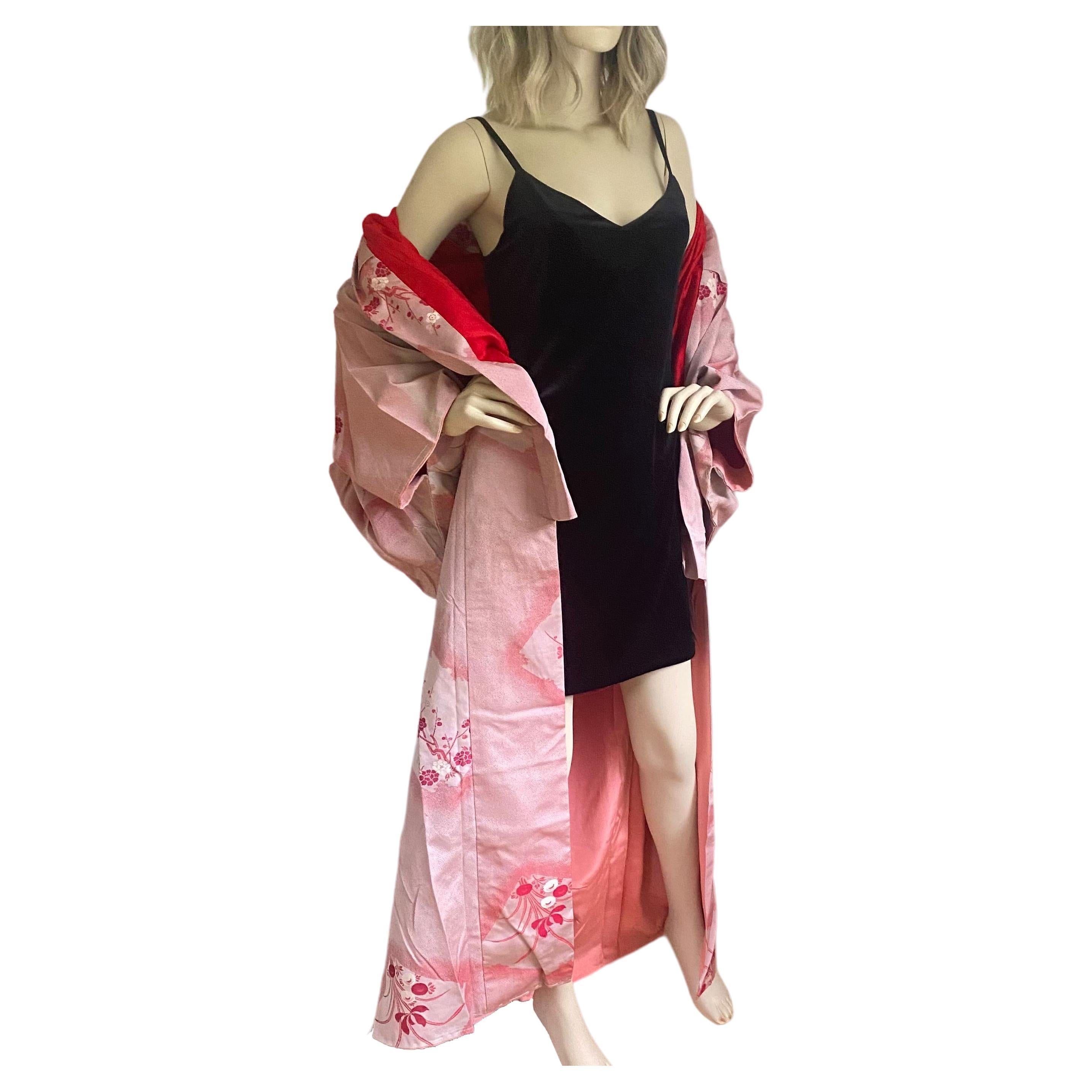 Japanischer Kimono aus rotem Seidenbrokat, Sakura Furisode, Vintage  