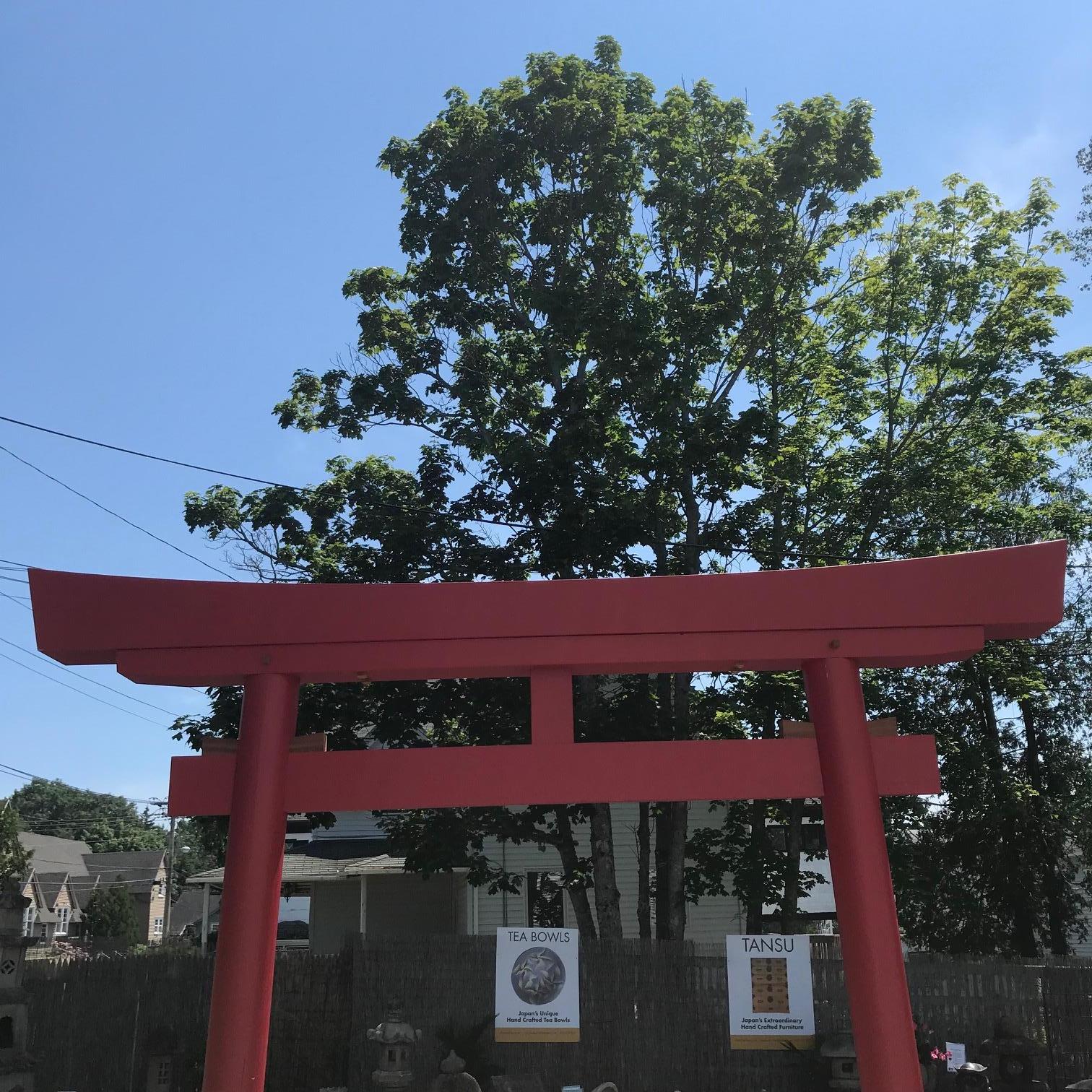 Rotes, handgefertigtes, japanisches Torii-Gartentor in voller Größe  (Holz) im Angebot