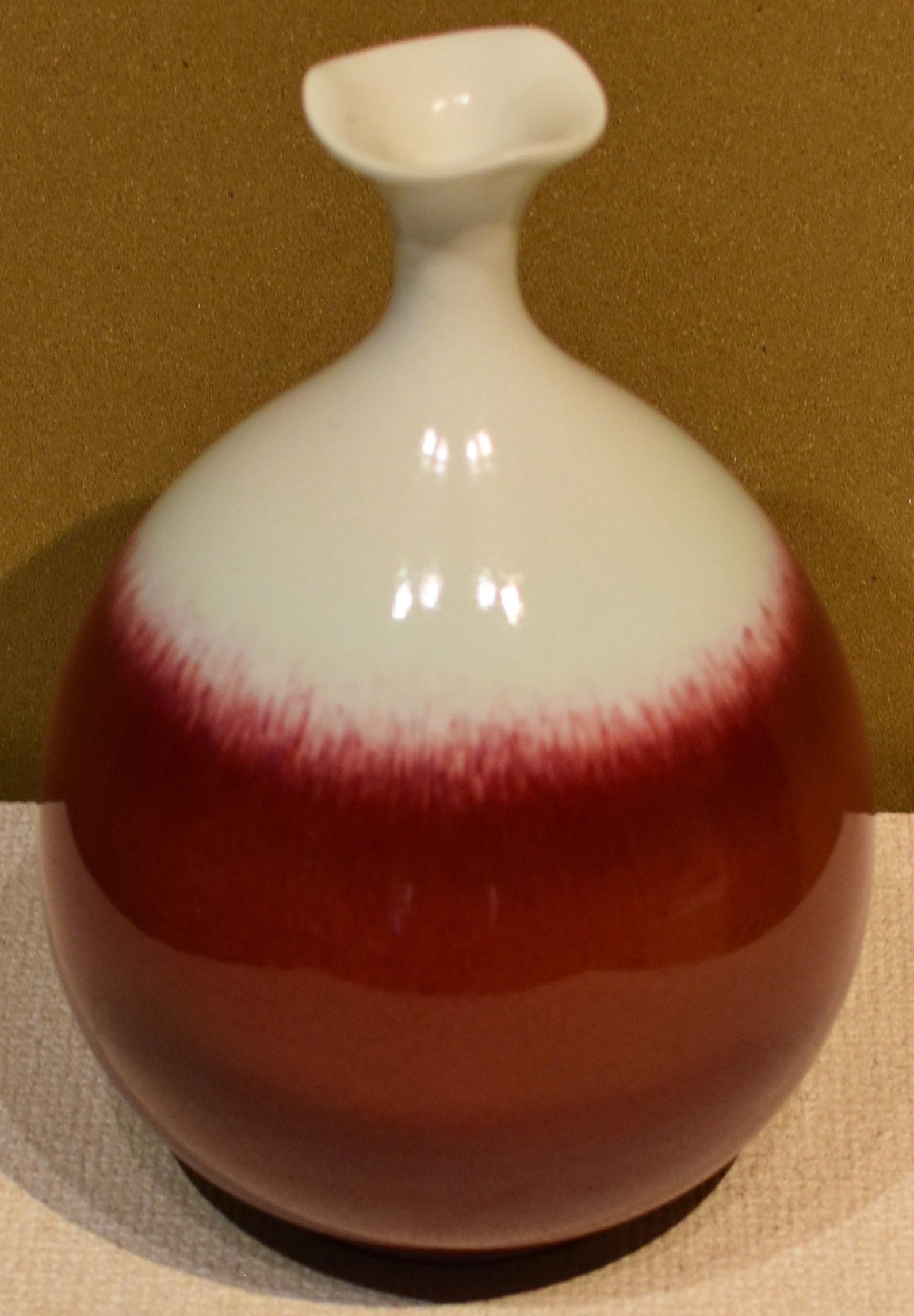 Japanese Red White Hand-Glazed Porcelain Vase by Master Artist In New Condition For Sale In Takarazuka, JP