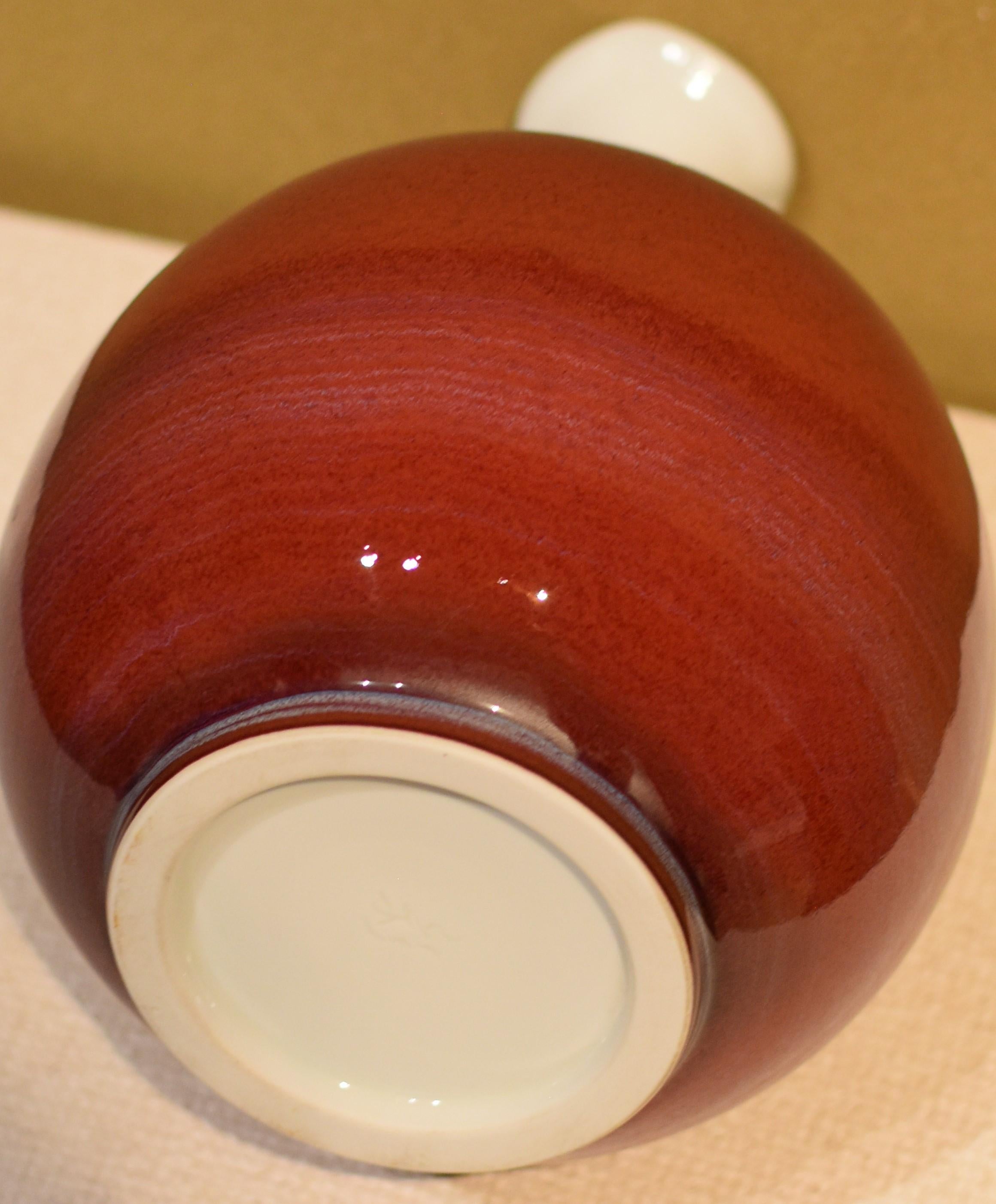Japanese Red White Hand-Glazed Porcelain Vase by Master Artist For Sale 1