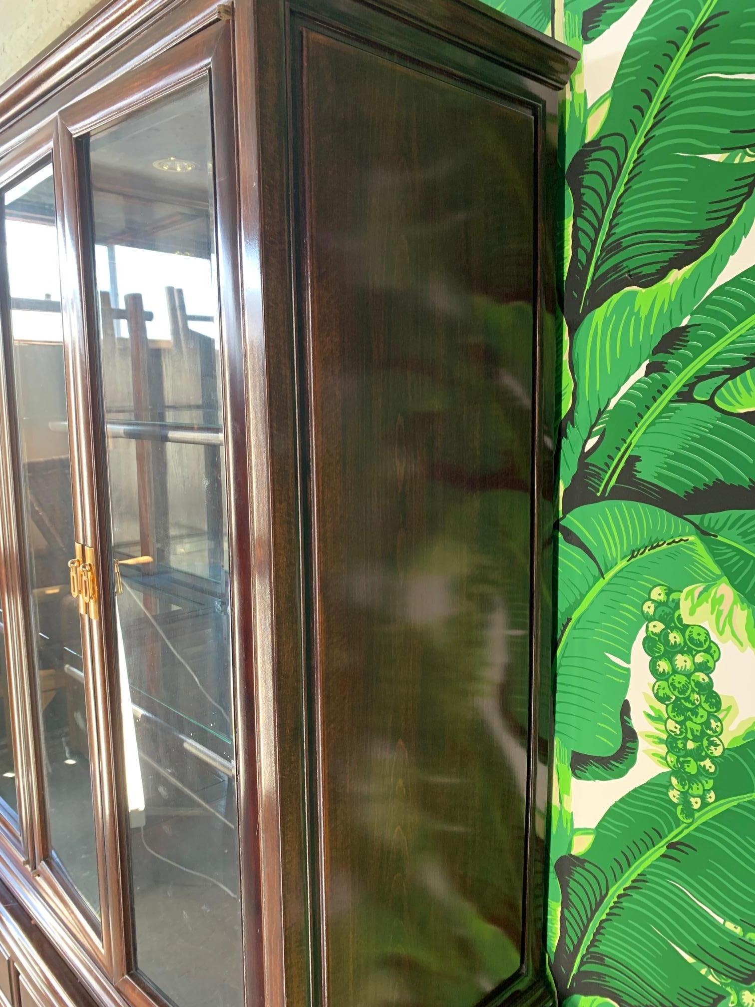 Japanischer Chinoiserie-Chinoiserie-Schrank aus Rotholz (Hollywood Regency) im Angebot
