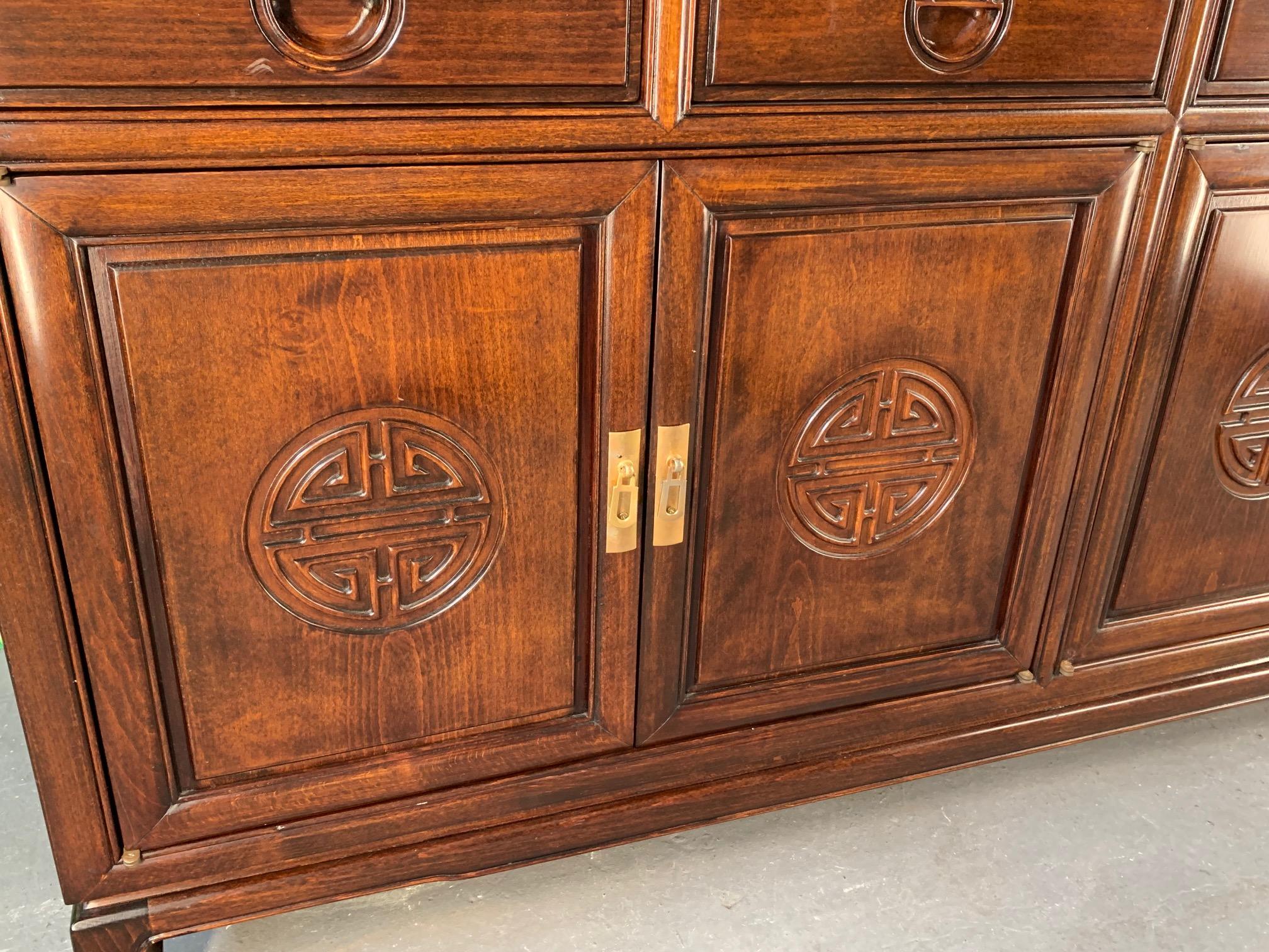 Japanischer Chinoiserie-Chinoiserie-Schrank aus Rotholz im Zustand „Gut“ im Angebot in Jacksonville, FL