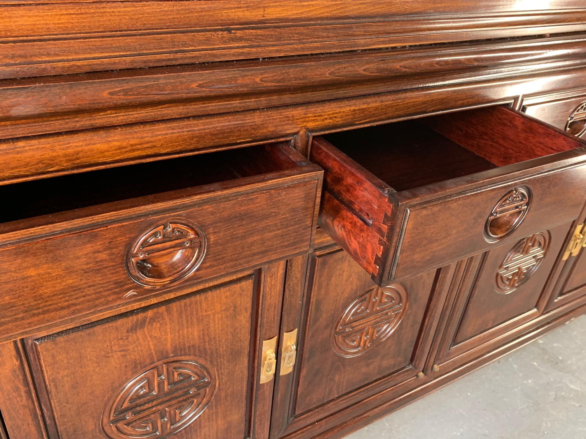 Japanischer Chinoiserie-Chinoiserie-Schrank aus Rotholz (Ende des 20. Jahrhunderts) im Angebot