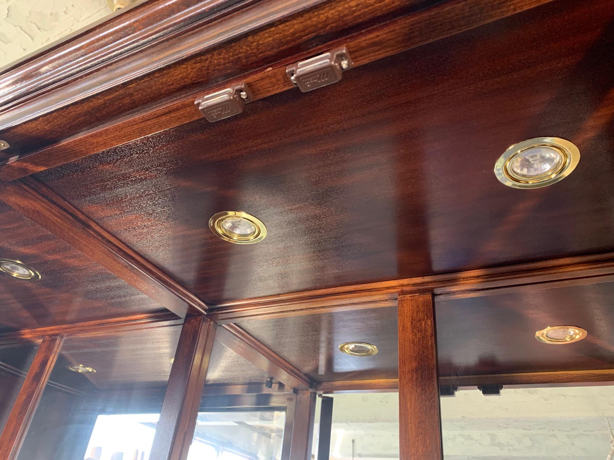 Japanischer Chinoiserie-Chinoiserie-Schrank aus Rotholz im Angebot 2