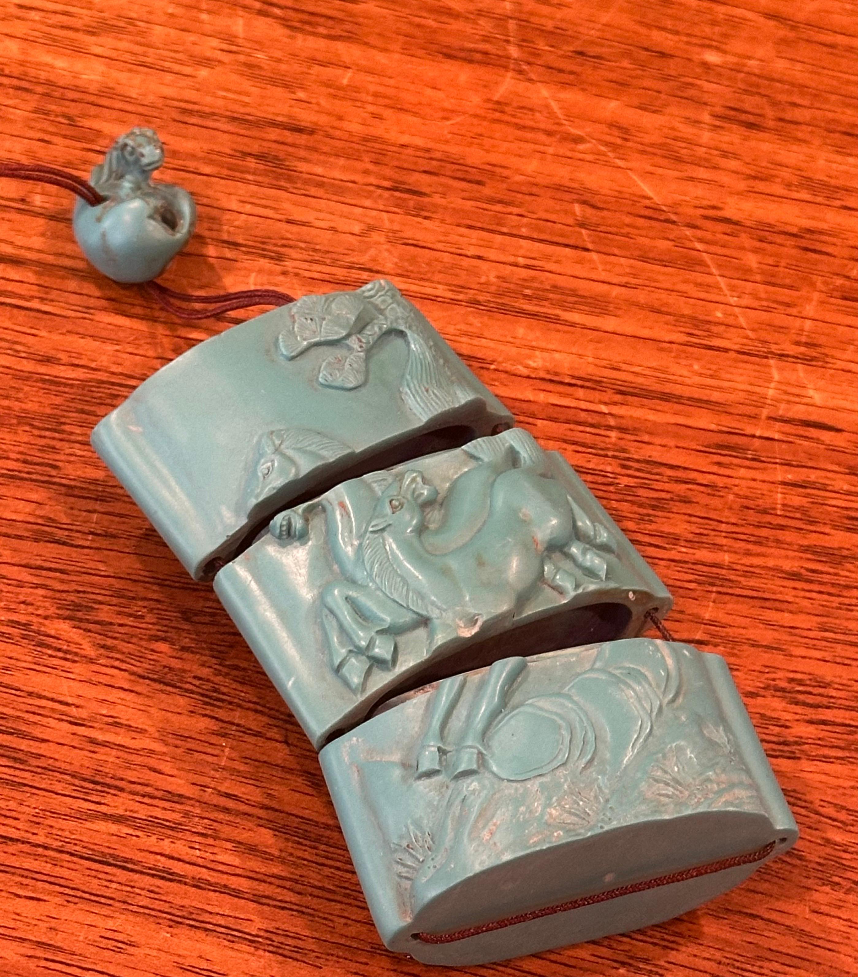 Inro et Netsuke de chevaux en résine japonaise en trois parties sculptées à la main en vente 3