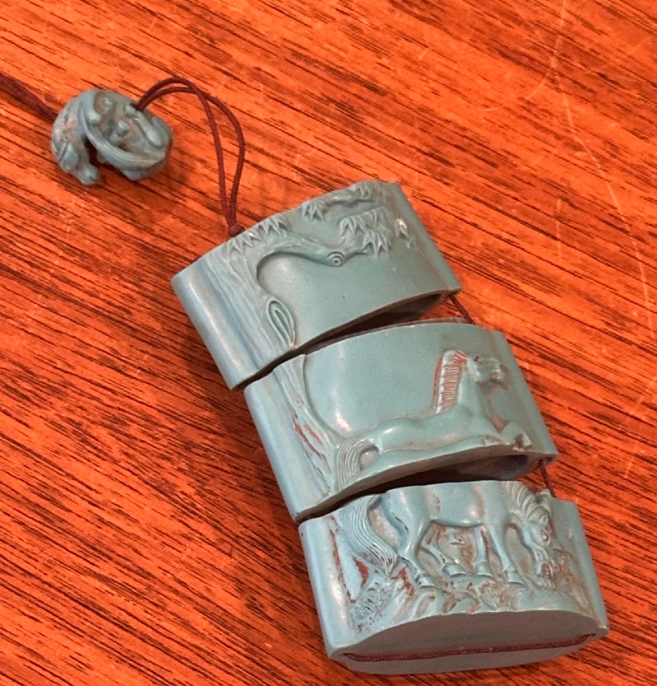 Inro et Netsuke de chevaux en résine japonaise en trois parties sculptées à la main en vente 4