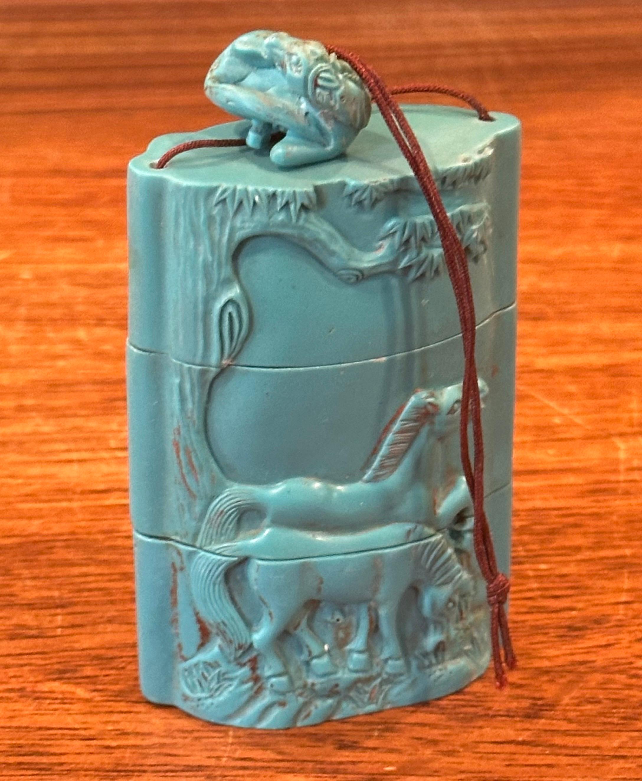 Inro et Netsuke de chevaux en résine japonaise en trois parties sculptées à la main Bon état - En vente à San Diego, CA