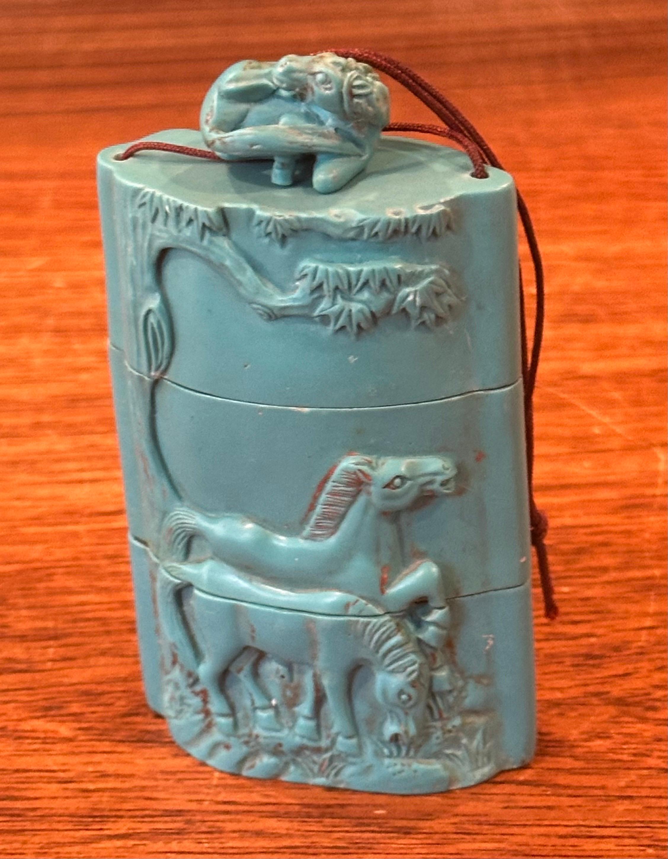 20ième siècle Inro et Netsuke de chevaux en résine japonaise en trois parties sculptées à la main en vente