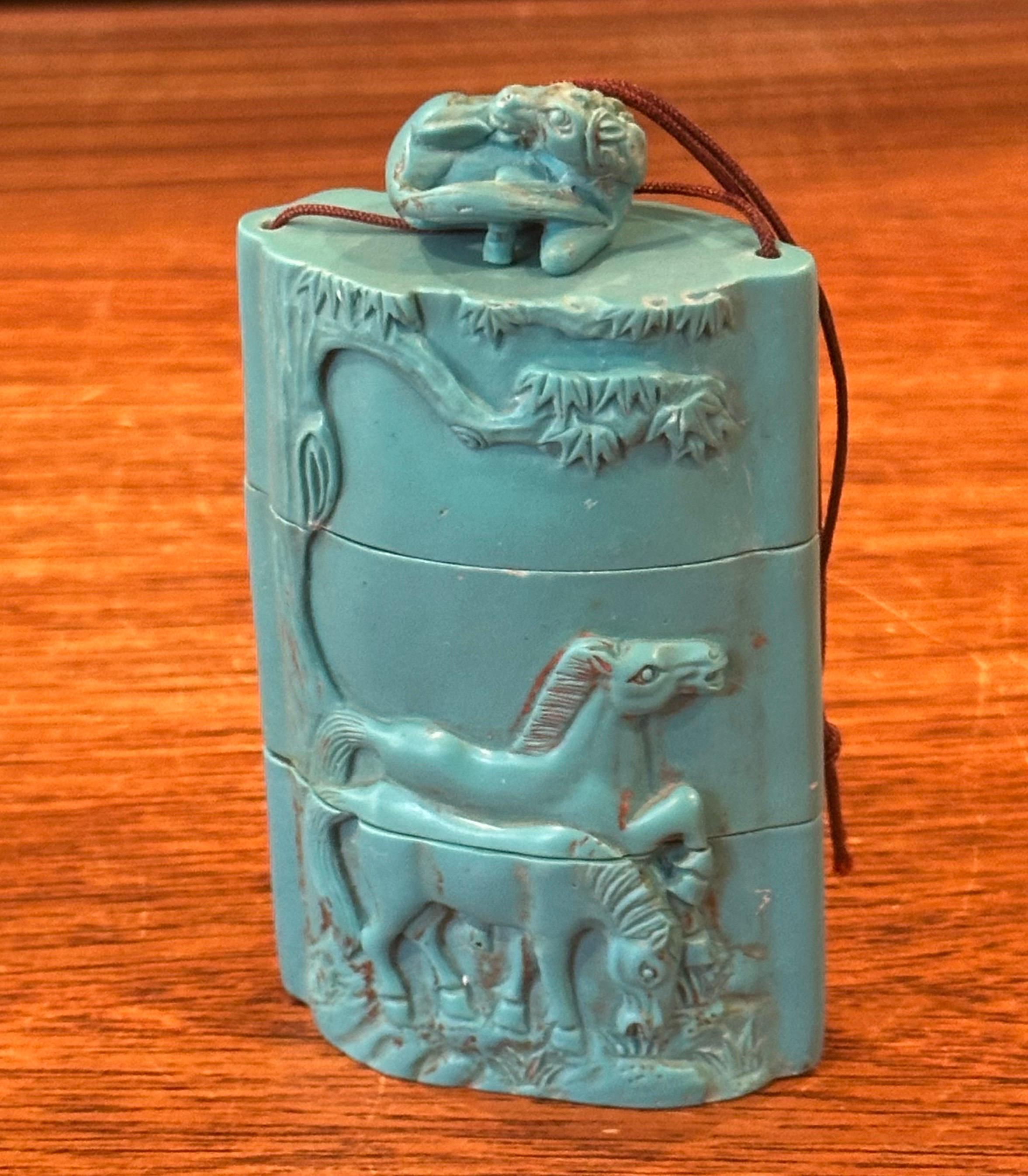 Résine Inro et Netsuke de chevaux en résine japonaise en trois parties sculptées à la main en vente