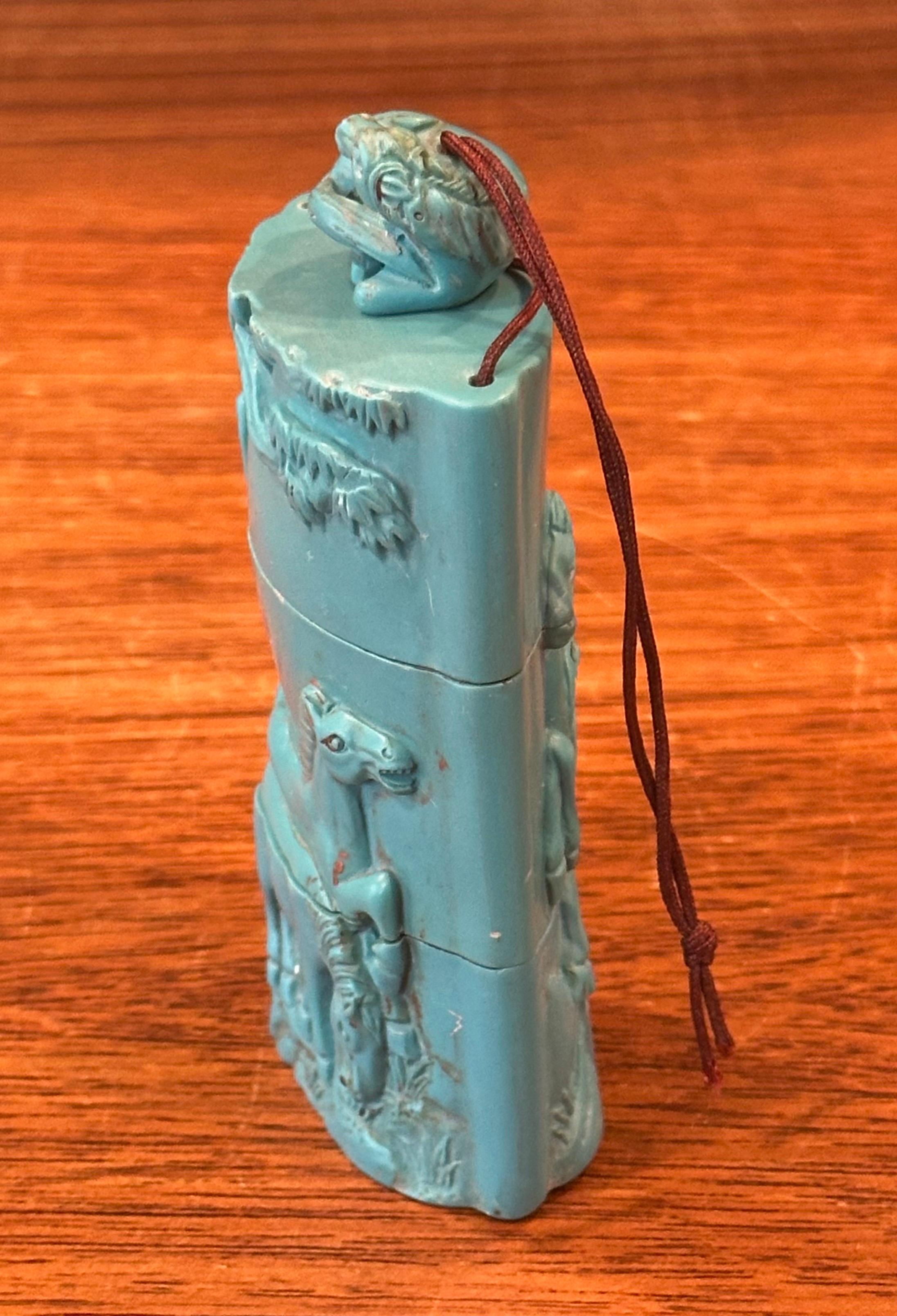 Inro et Netsuke de chevaux en résine japonaise en trois parties sculptées à la main en vente 1