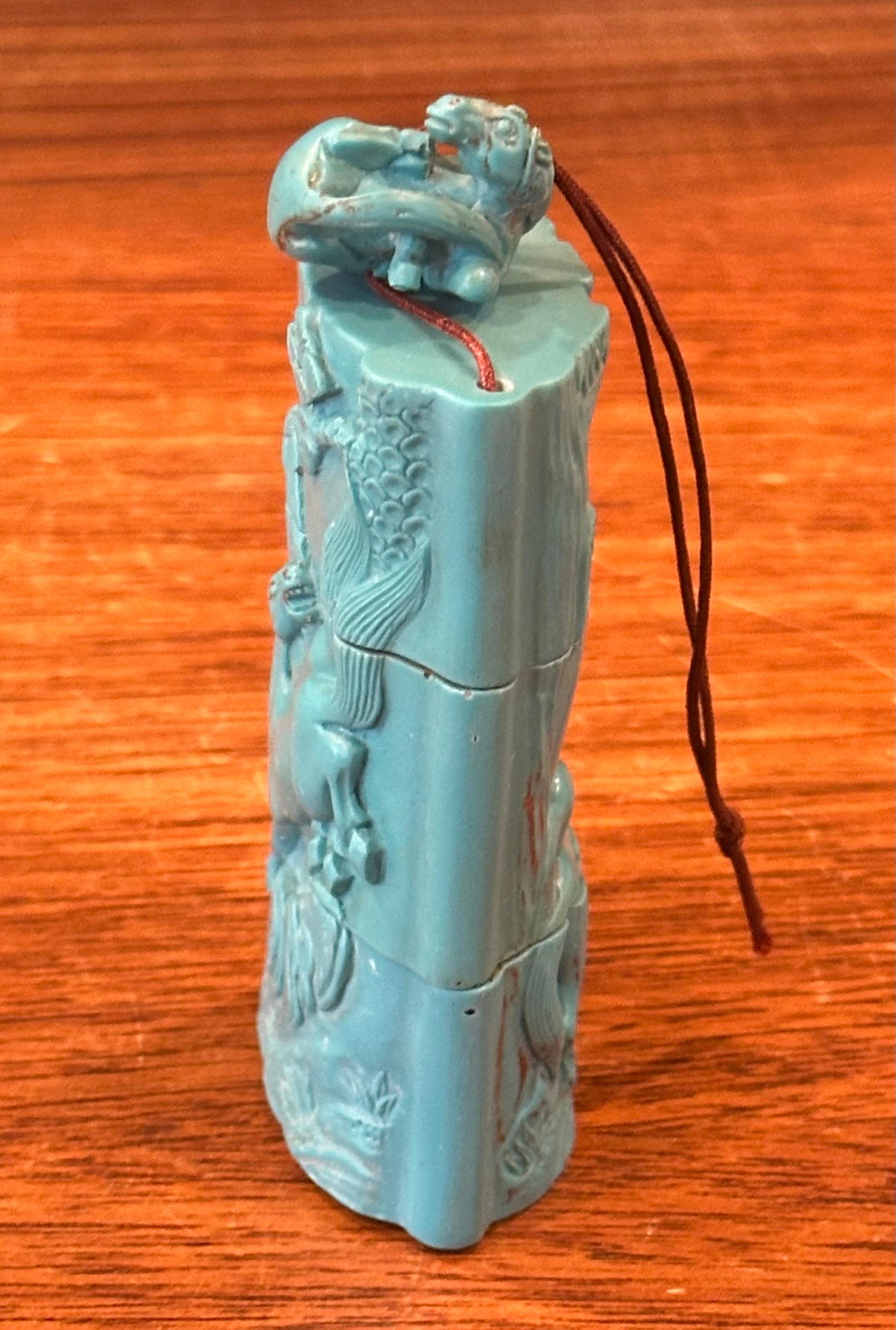 Inro et Netsuke de chevaux en résine japonaise en trois parties sculptées à la main en vente 2