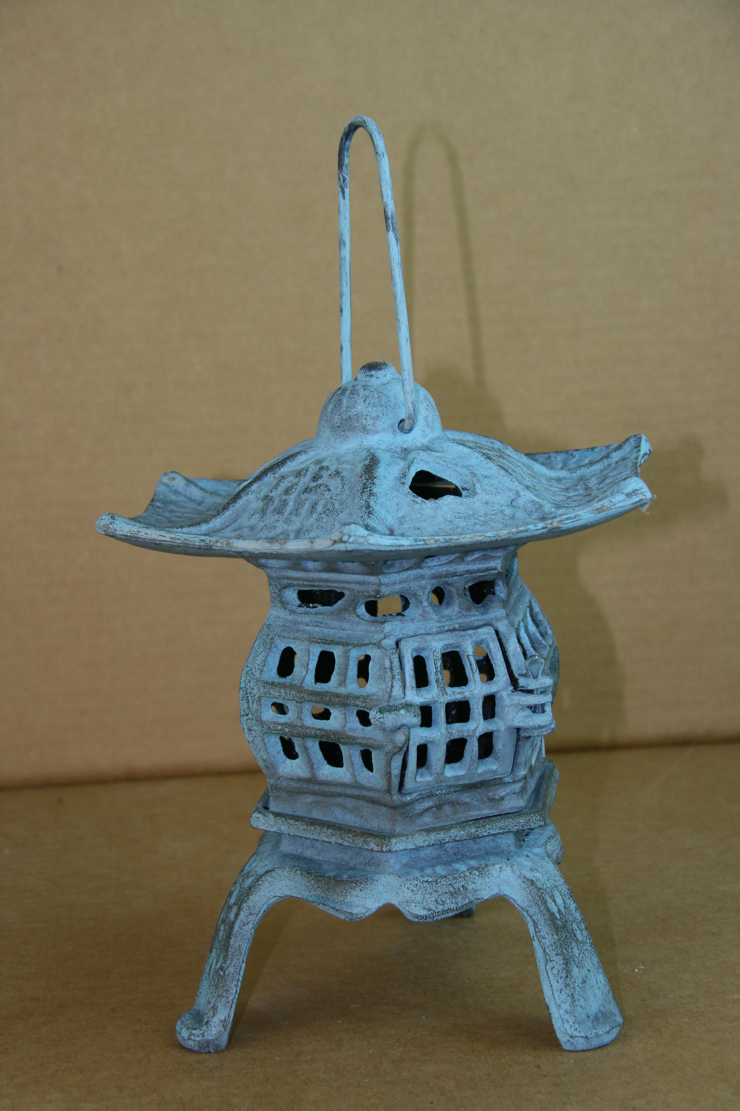 Lanterne de jardin pagode japonaise Robin bleu cœur Bon état - En vente à Douglas Manor, NY