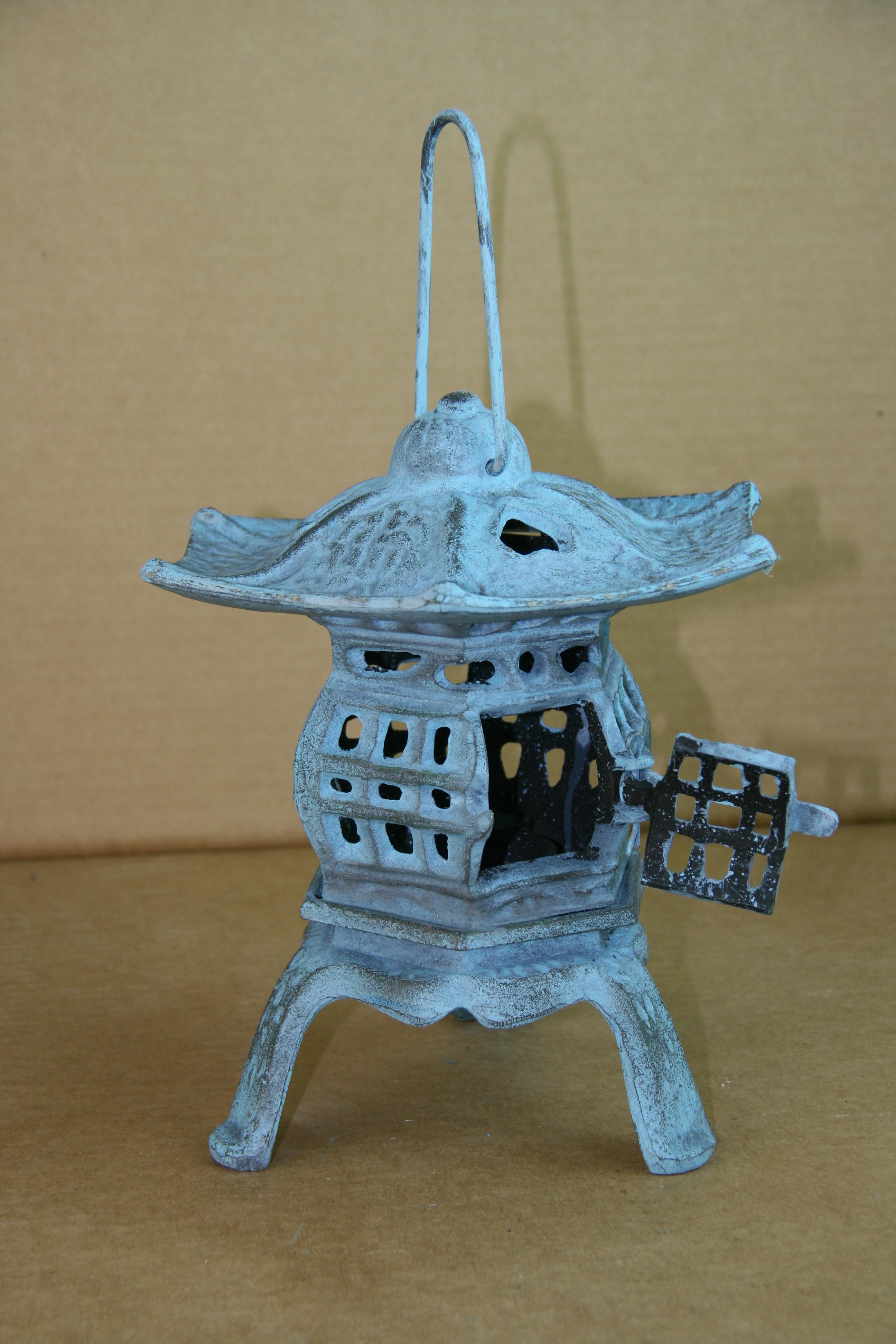 Japanese Robin Blue Heart Pagoda Garden Candle Lantern In Good Condition For Sale In Douglas Manor, NY