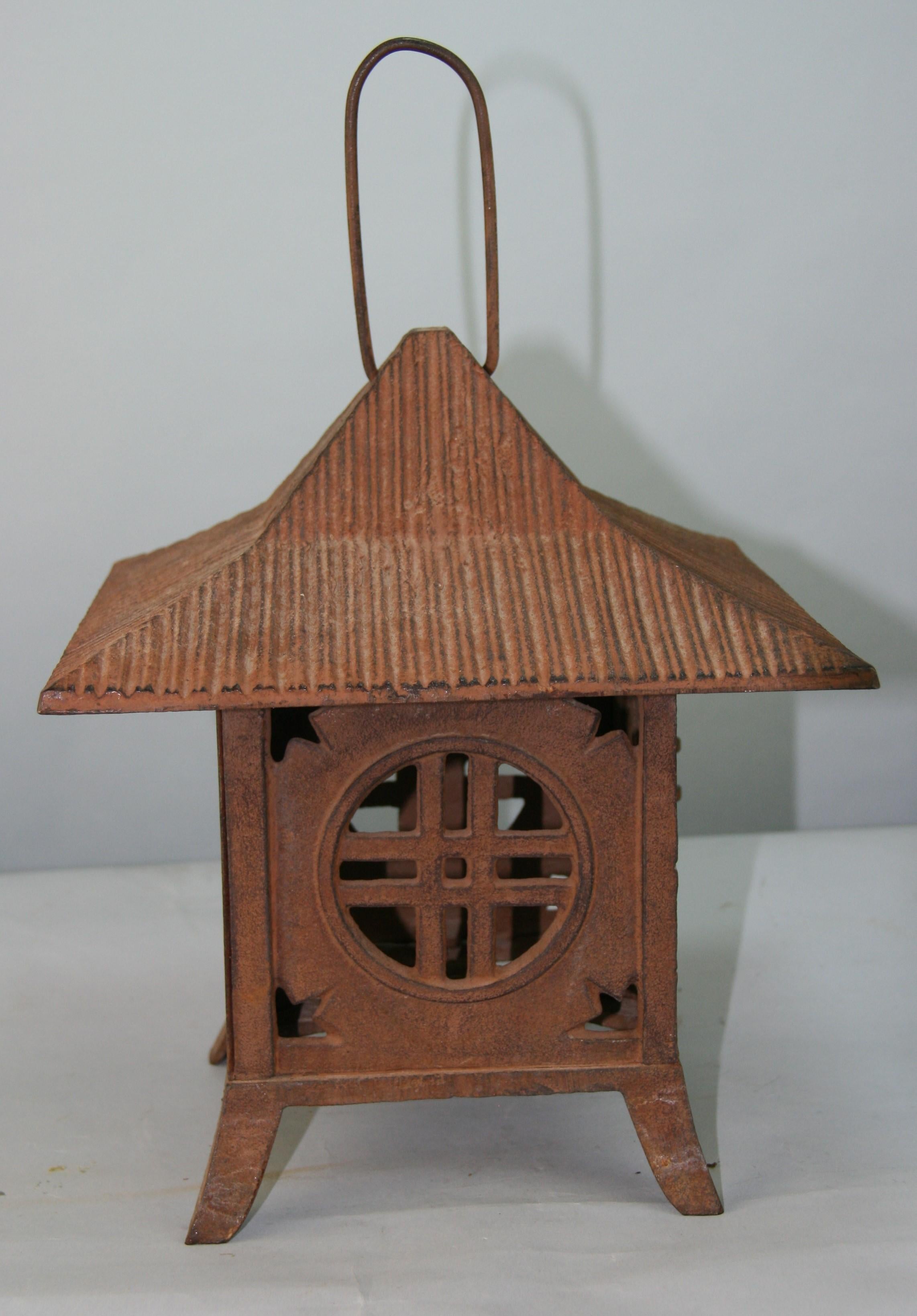 Japanese round portal garden lantern with large overhanging roof line
Height to top of lantern 11