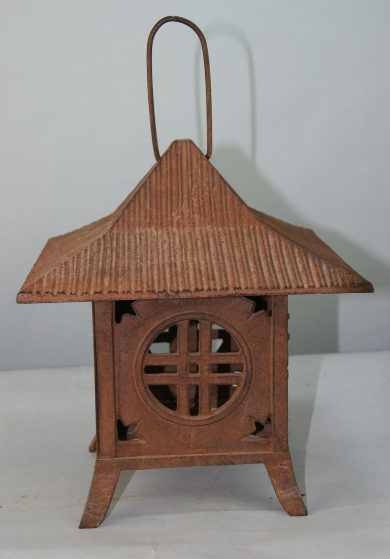 Japanese round portal garden lantern with large overhanging roof line
Height to top of lantern 11
