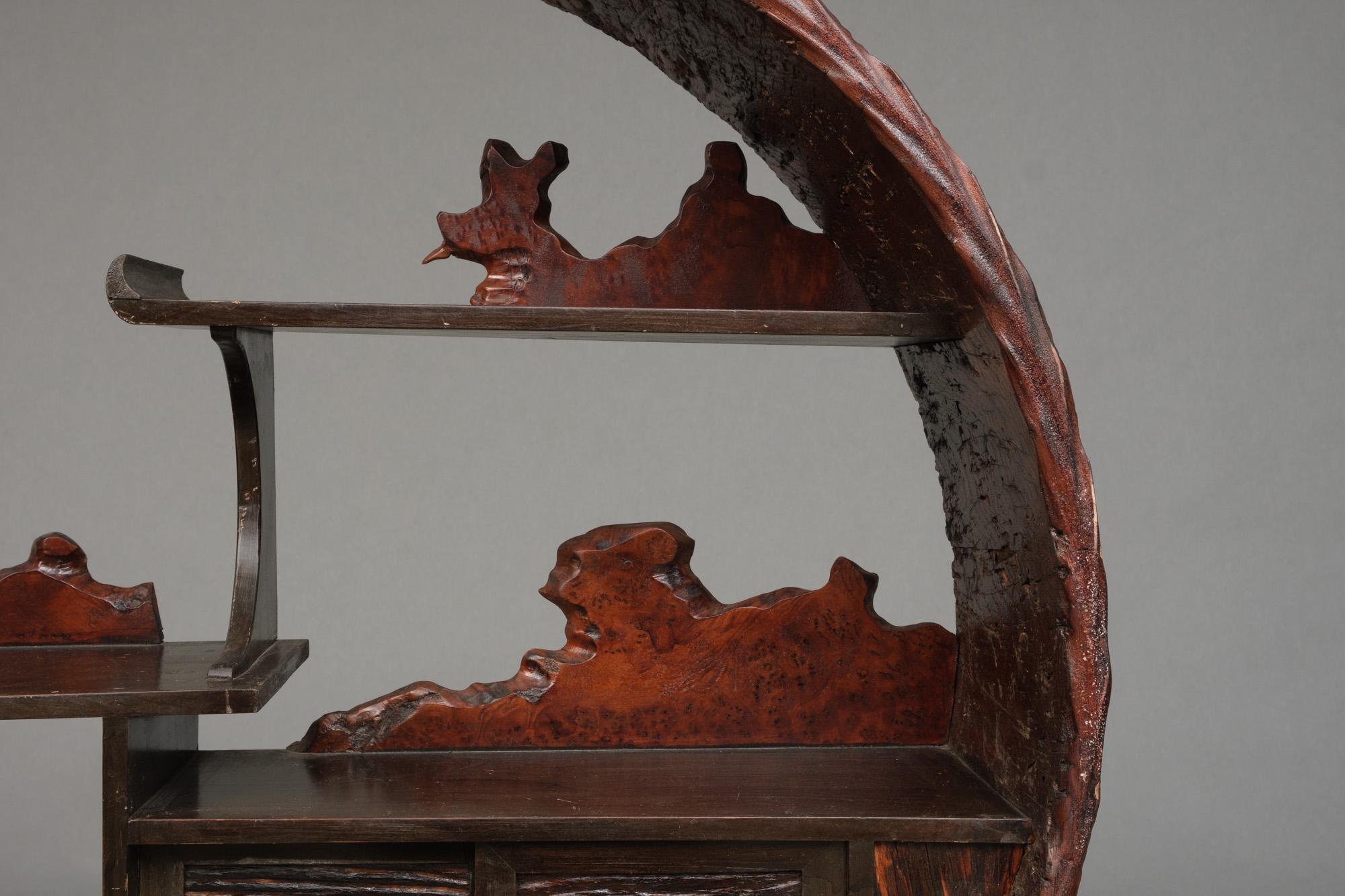 Unique et magnifique chadansu 茶箪笥 (cabinet de thé) en bois rond, fabriqué à partir d'un tronc d'arbre creux. Placé sur une belle organiquement formé trois racine.

L'extérieur de la vitrine a un aspect naturel étonnant. Les étagères en quinconce