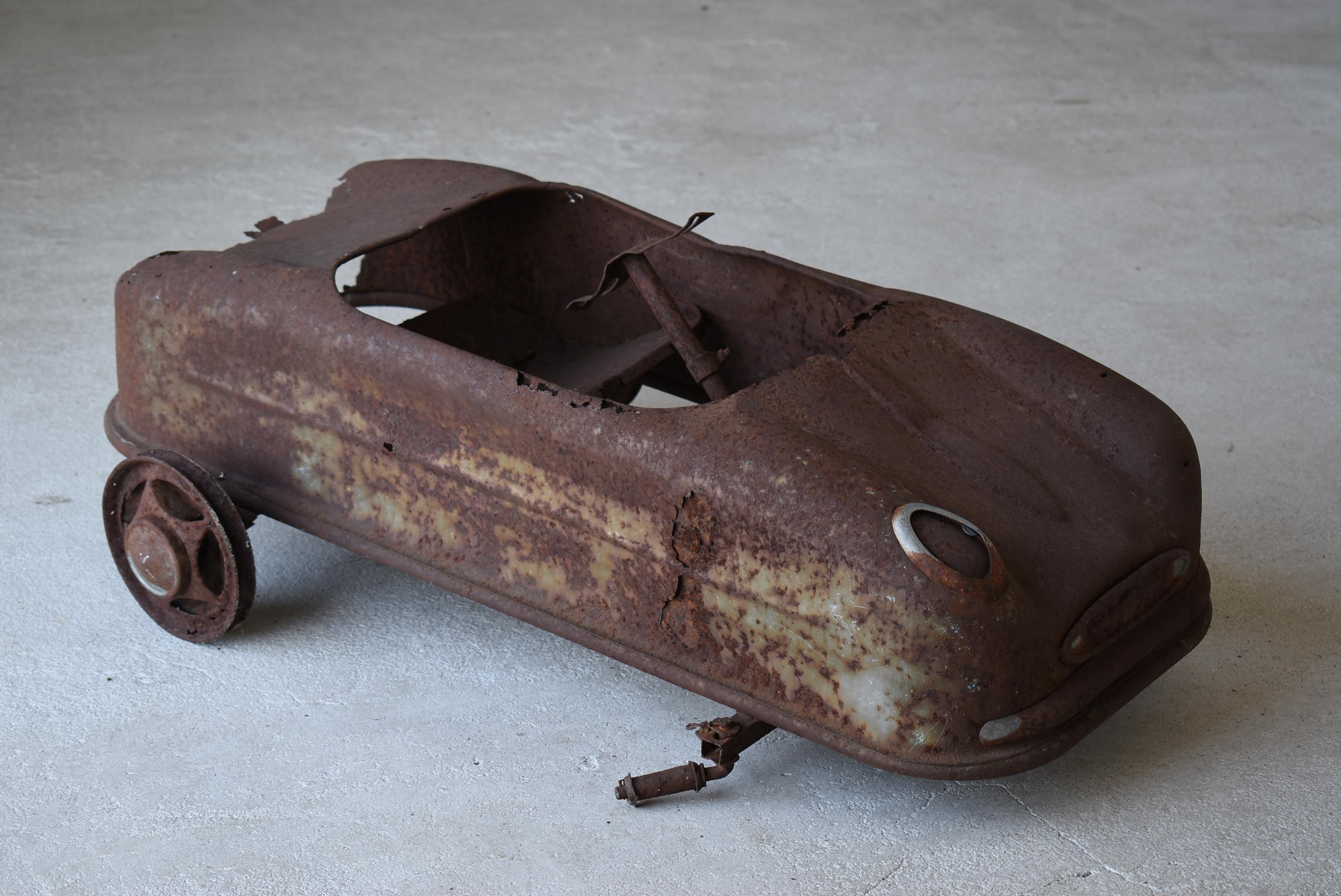An old Japanese rusty car toy.
It is an item from 1940 to 1970.
It seems that it was left in the garden of an old folk house.

It is a miracle that this remains.
It has a presence comparable to famous works of art.

A unique work.
I highly recommend