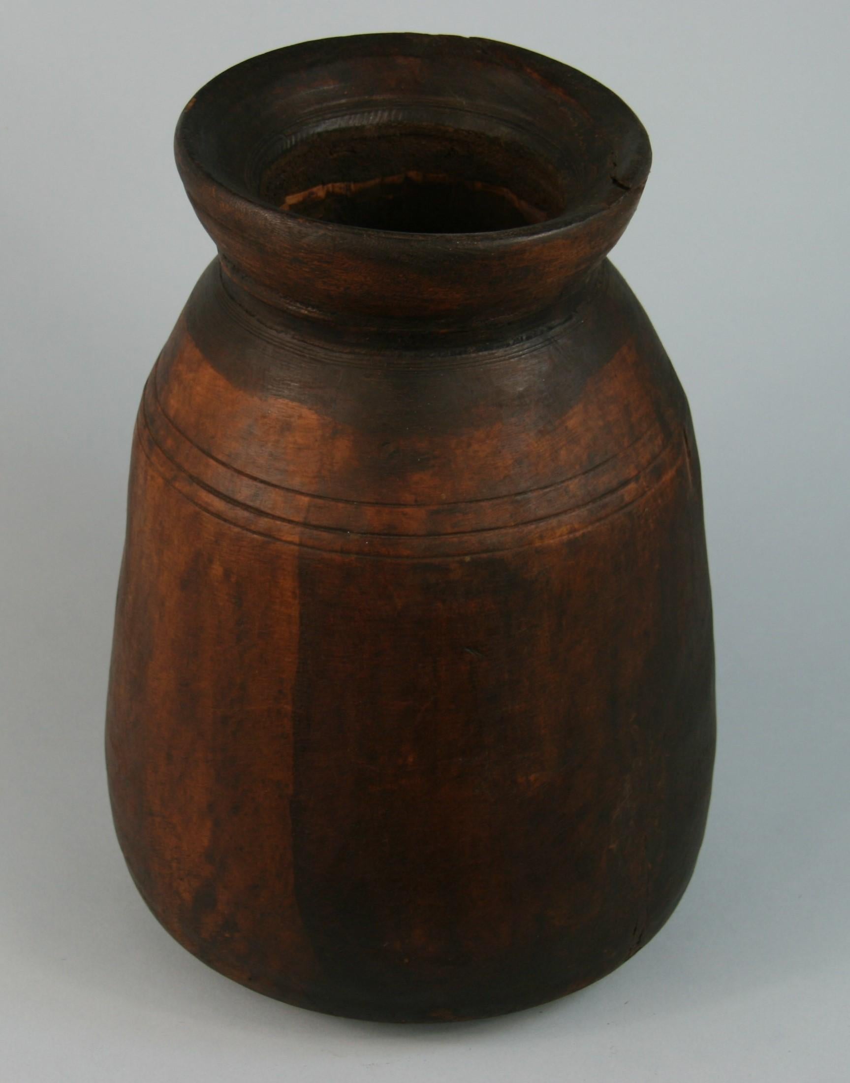 3-614 récipient/vase rustique en bois tourné à la main.