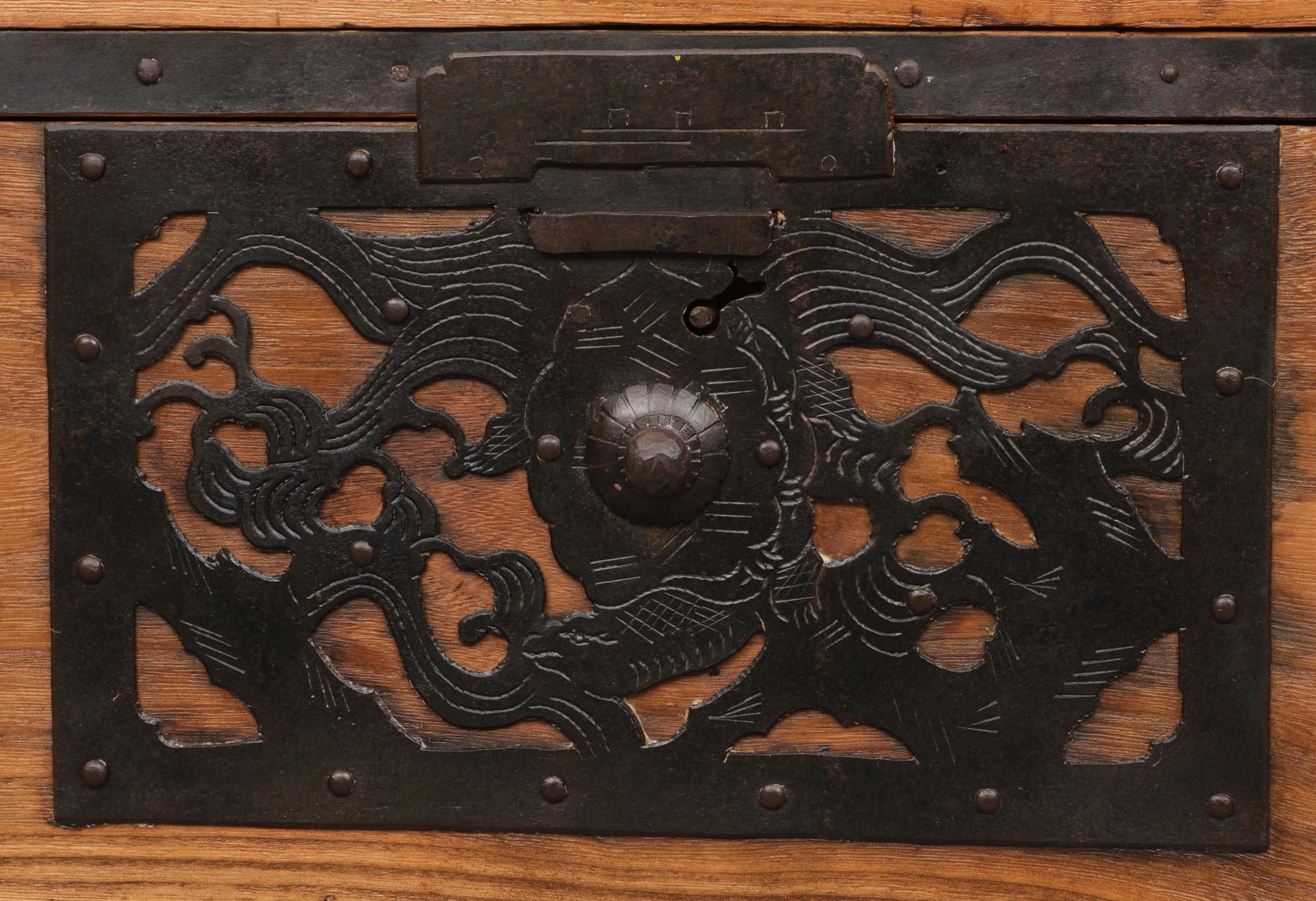 Japanese Sado ishô dansu 衣装箪笥 (cabinet of drawers) with elaborate hardware 4