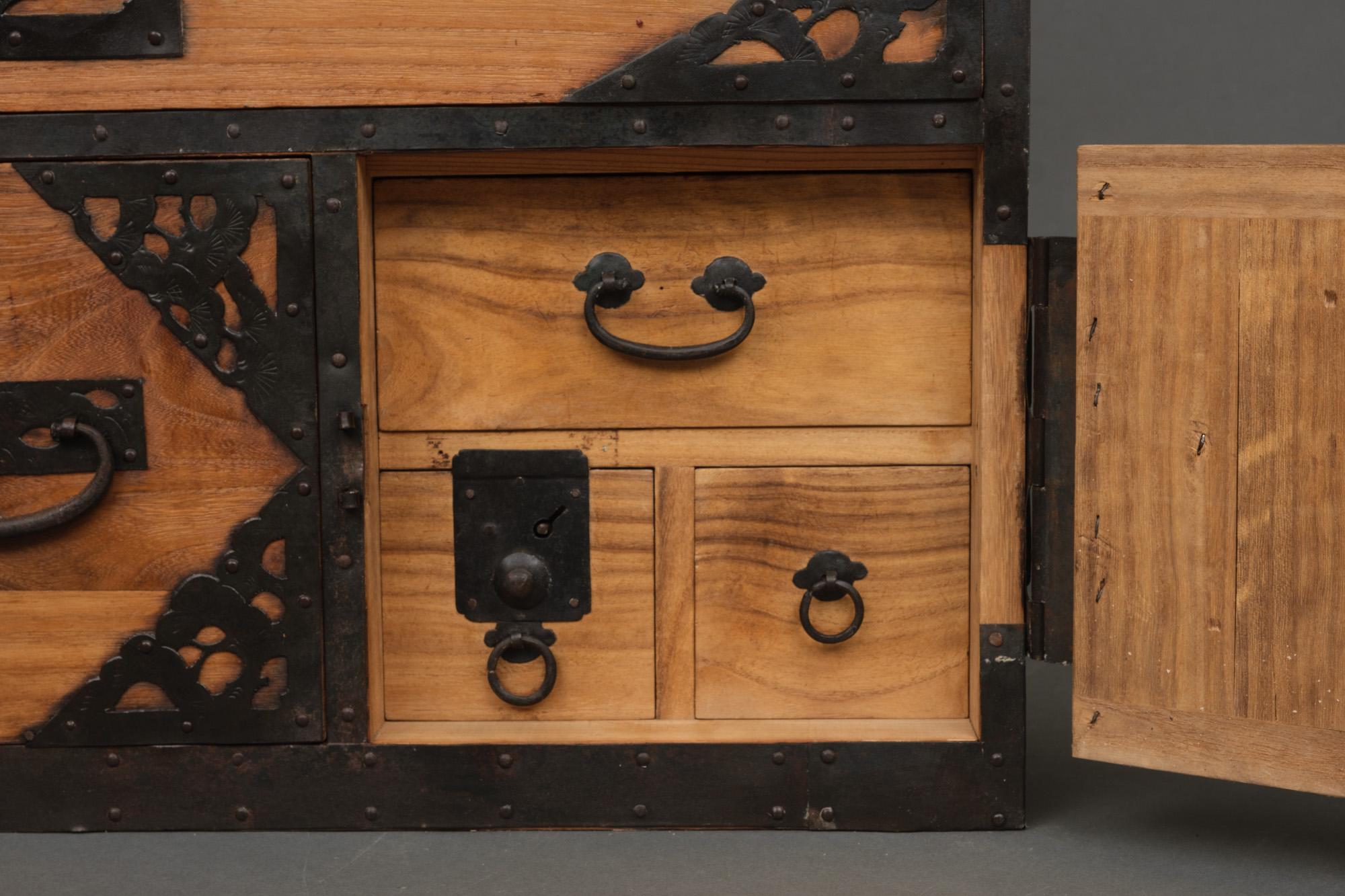 Japanese Sado ishô dansu 衣装箪笥 (cabinet of drawers) with elaborate hardware In Good Condition For Sale In Amsterdam, NL