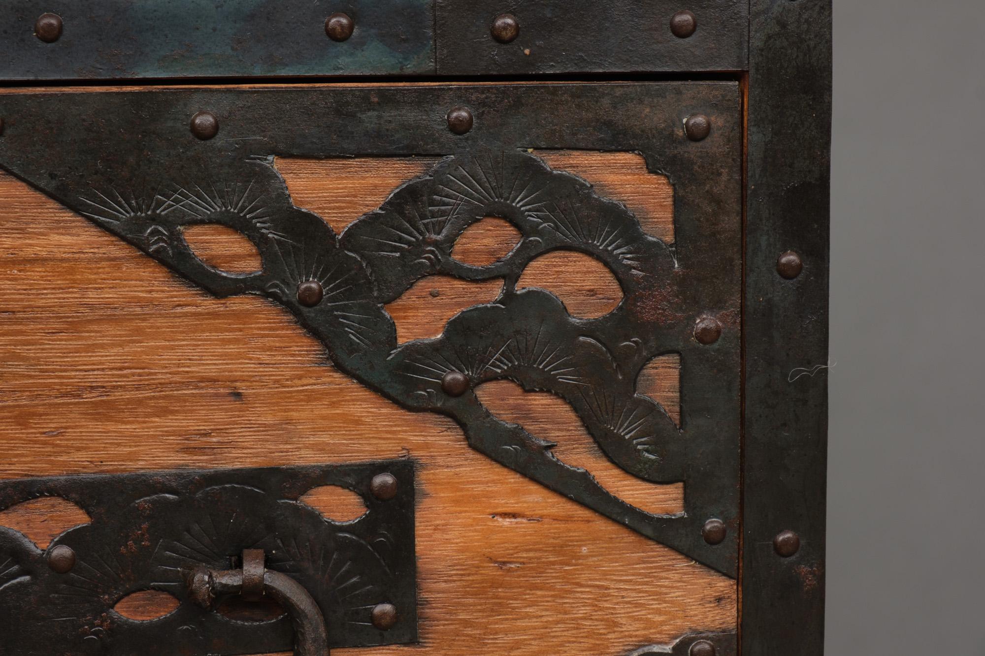 Japanese Sado ishô dansu 衣装箪笥 (cabinet of drawers) with elaborate hardware For Sale 2