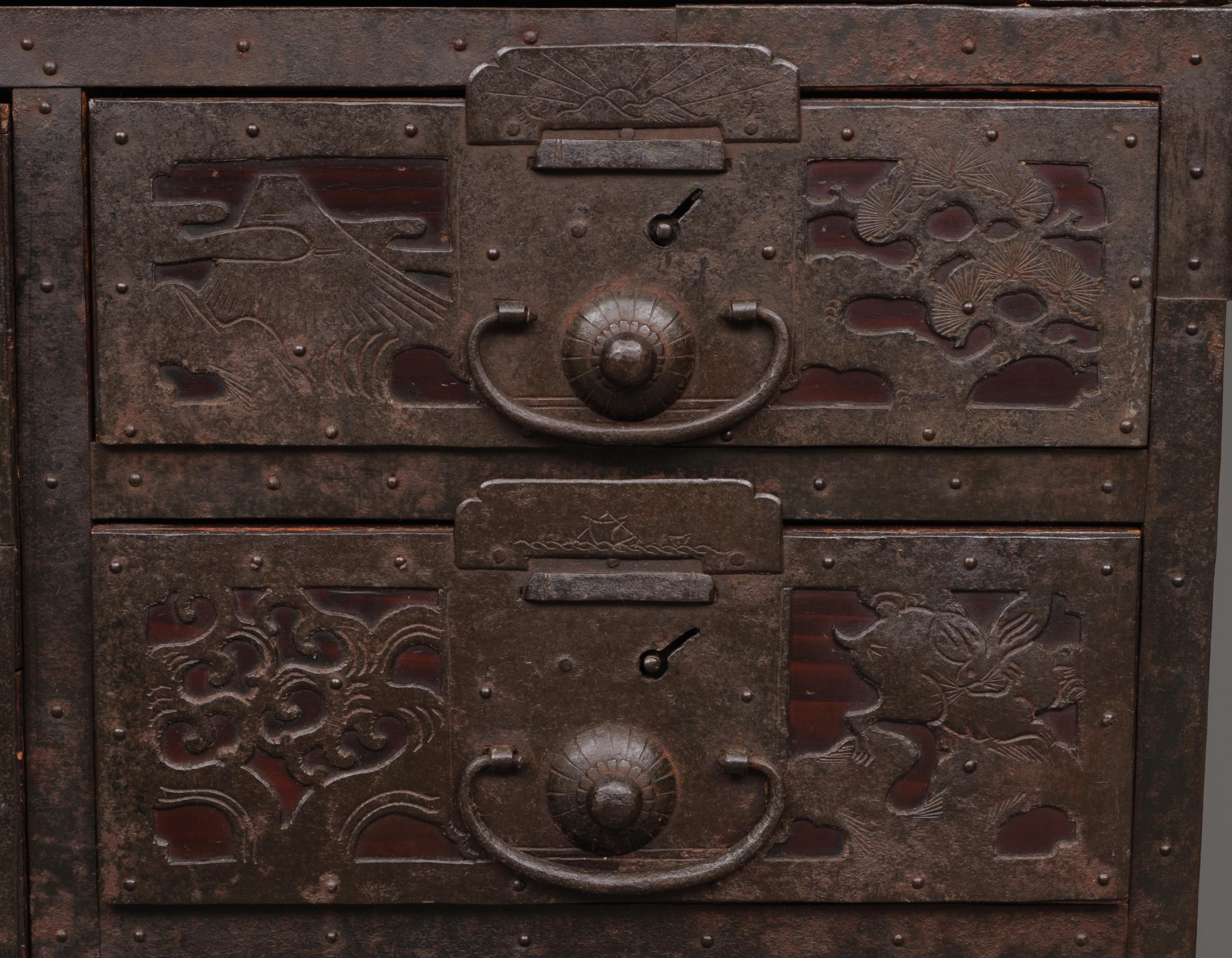Japanischer Sado ishô'dansu 衣装箪笥 (Schrank mit Schubladen) mit umfangreichen Eisenbeschlägen im Angebot 9