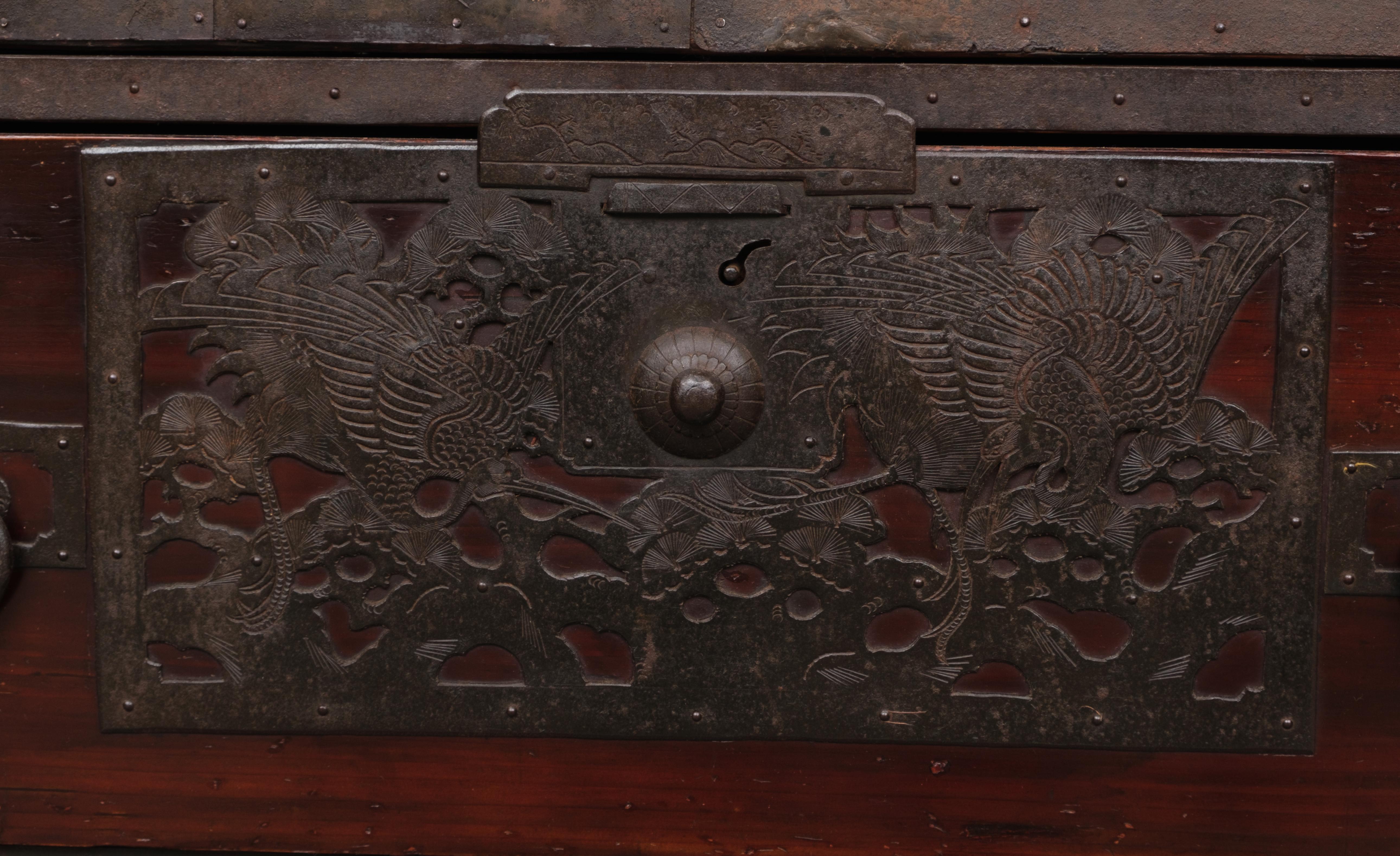Japanischer Sado ishô'dansu 衣装箪笥 (Schrank mit Schubladen) mit umfangreichen Eisenbeschlägen im Angebot 11
