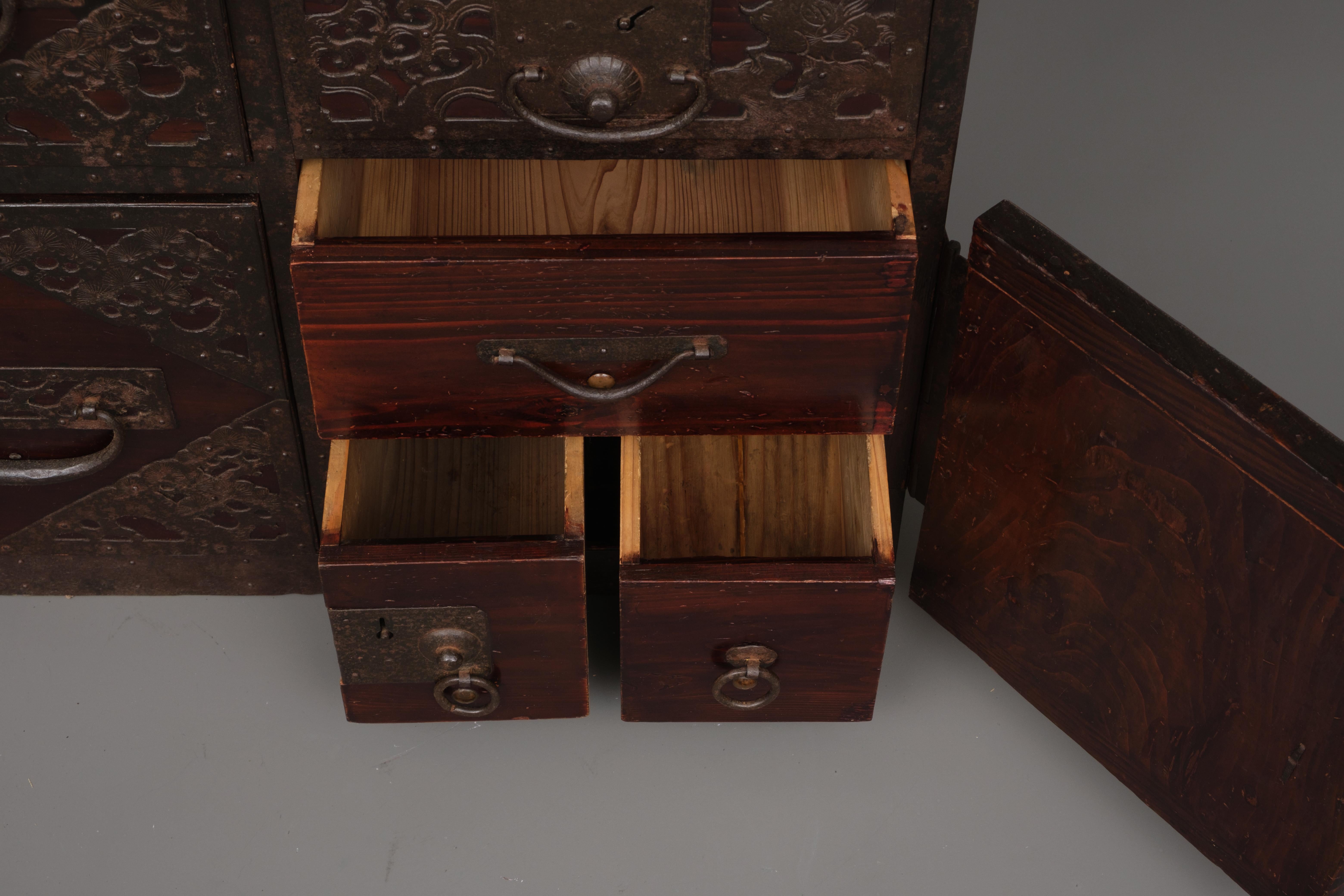 Japanese Sado ishô’dansu 衣装箪笥 (cabinet of drawers) with extensive iron hardware For Sale 11