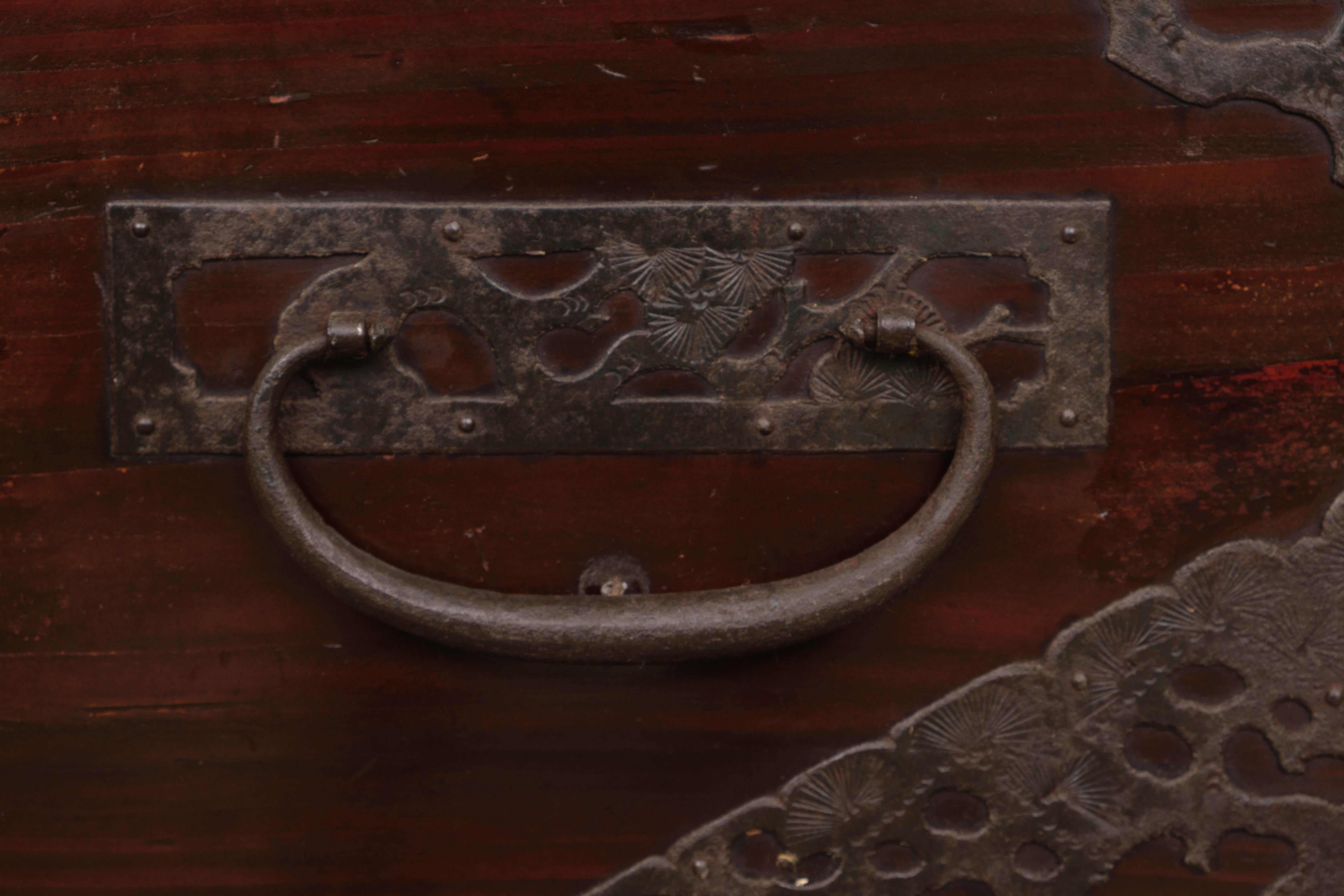 Japanese Sado ishô’dansu 衣装箪笥 (cabinet of drawers) with extensive iron hardware For Sale 12
