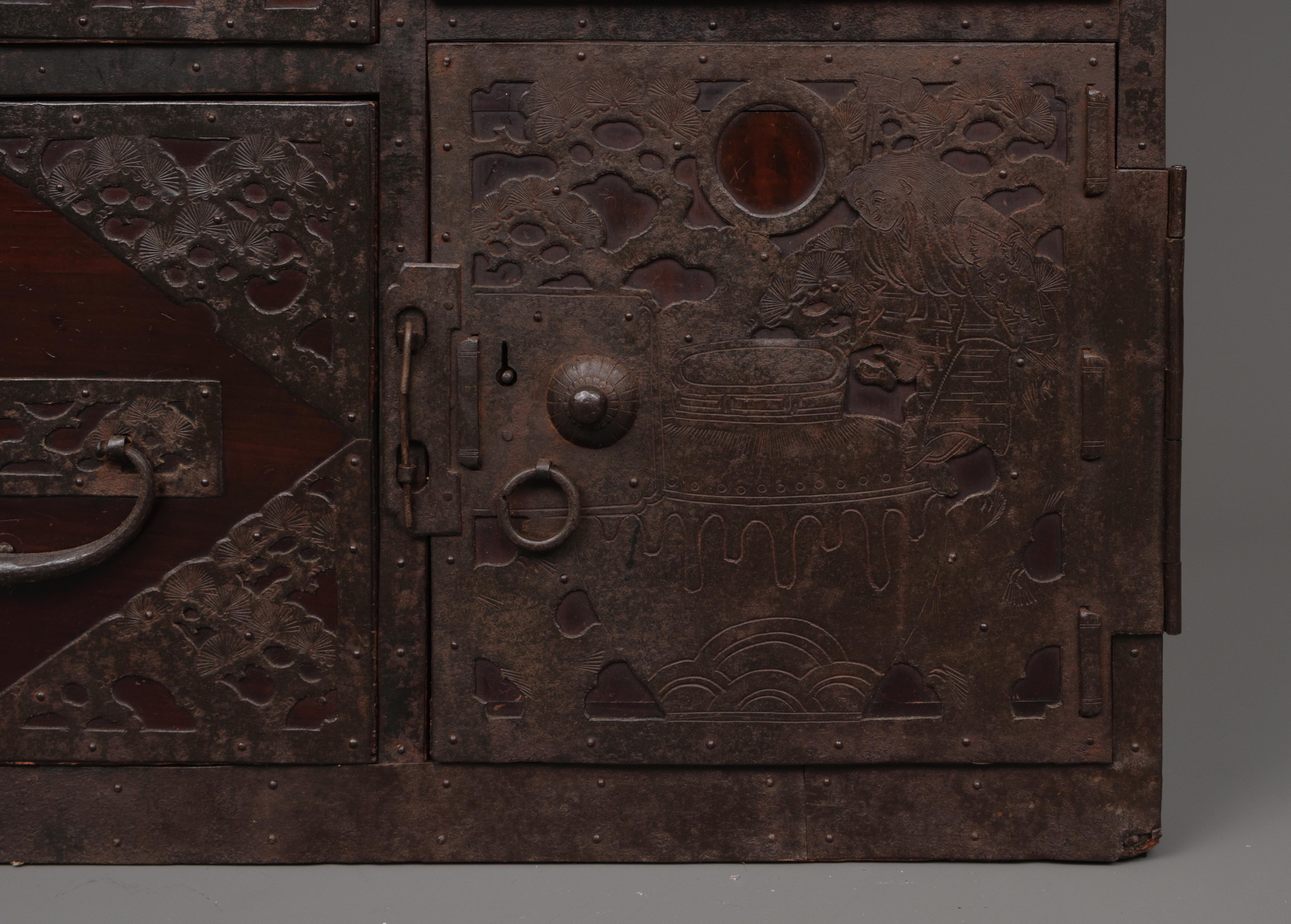 Japanese Sado ishô’dansu 衣装箪笥 (cabinet of drawers) with extensive iron hardware In Good Condition For Sale In Amsterdam, NL