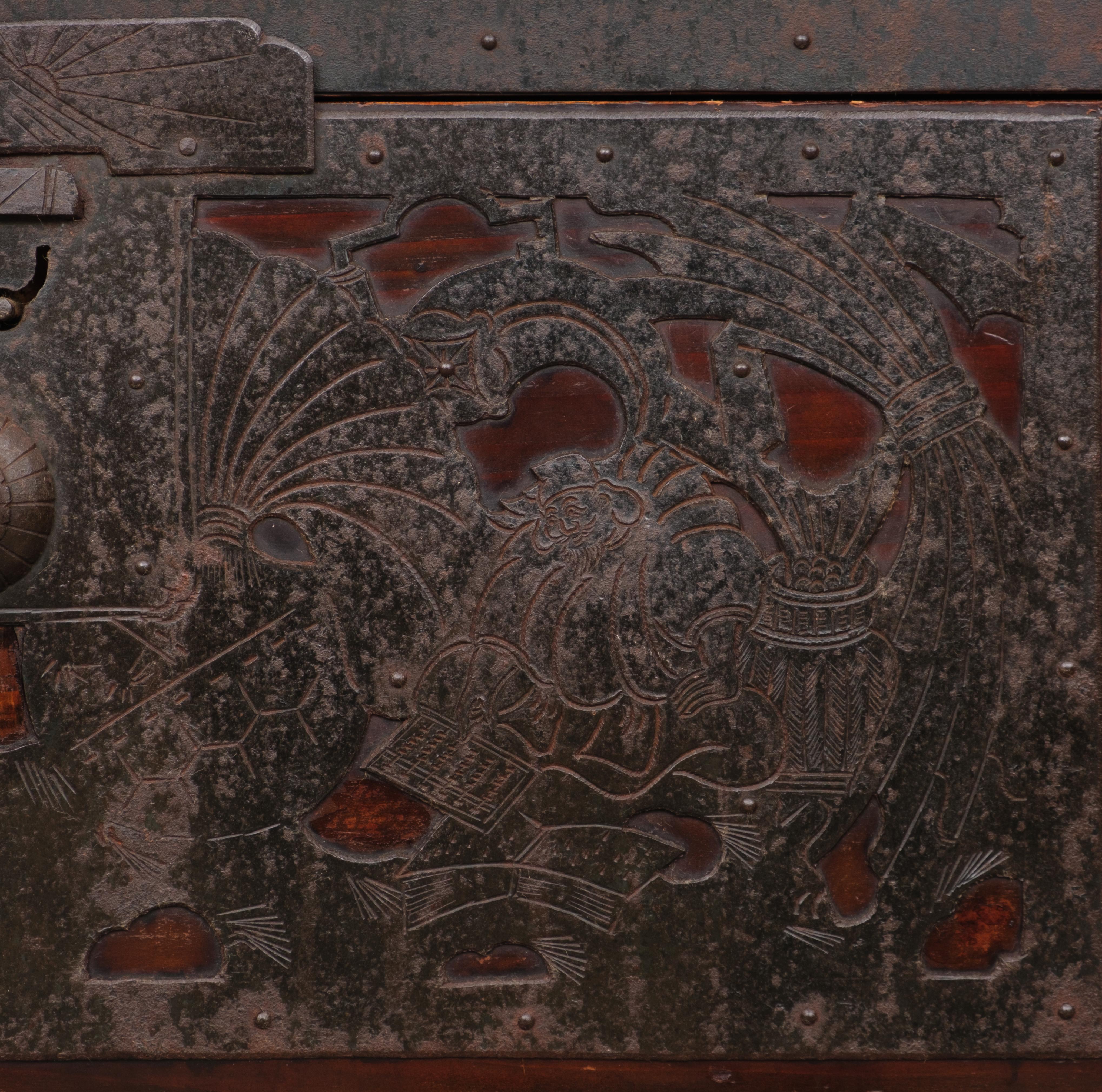 Japanischer Sado ishô'dansu 衣装箪笥 (Schrank mit Schubladen) mit umfangreichen Eisenbeschlägen im Angebot 1